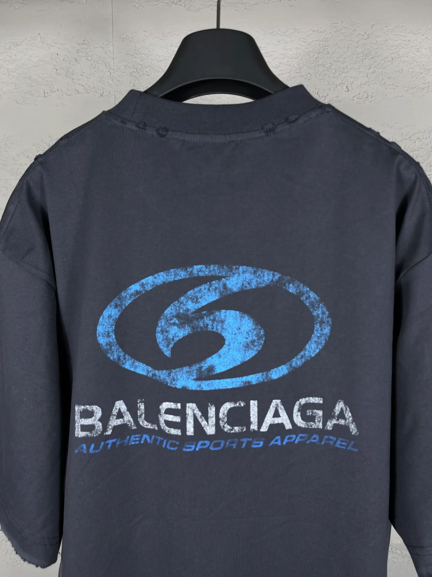 🅿️180 real shots [Top version. Official website quality] BALENCI*GA/Paris. 2024 new style. New LOGO blurry LOGO direct-injection printing ready-made worn-out short-sleeved T-shirt, brick cabinet synchronization. Genuine product developed at the first time, happy to print and compare! The fabric is made of Paris ZP custom-woven and dyed cotton double yarn. Weighing 260 grams, the cloth surface is clean. The cloth pattern is clear, soft and comfortable. The threads are dyed with no color difference. The classic LOGO is printed using environmentally friendly imported materials, with clear straight-crack pattern letters and a three-dimensional effect. Restored brick cabinet. Ready-made garments are washed, worn and distressed. Different market currency. Welcome to compare. The version adopts OS loose shoulder style. Same style for men and women. Code: BL223329 Color: gray blue, beige. Size: XS to L