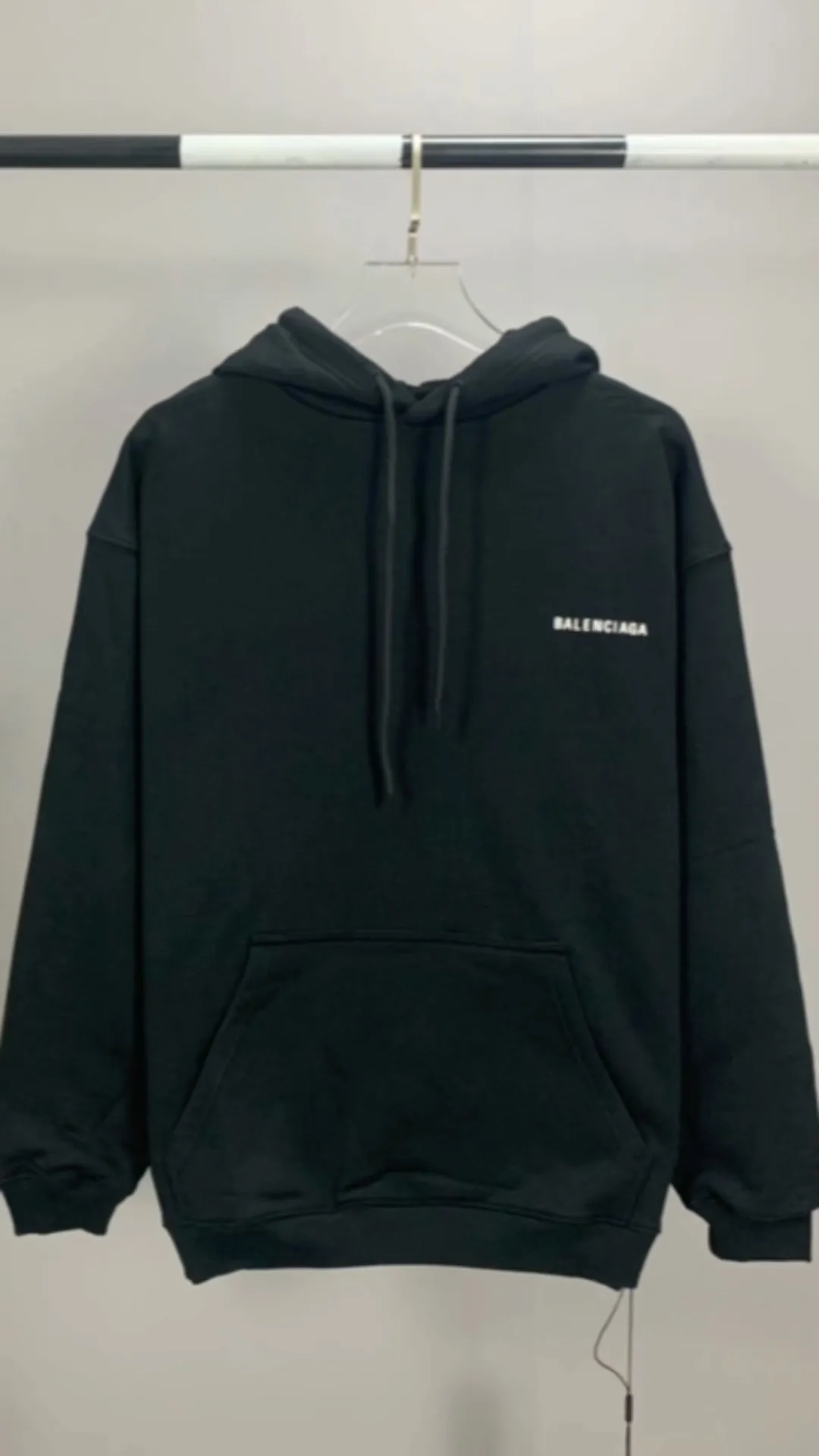 Real shot of the video——-The top version of BALENCIAGA with large LOGO on the back and basic letters, pure cotton loose fit for male and female couples, the same fashion brand high-end hooded sweatshirt. The god of simplicity in Paris, a volume sought after by many stars. Lisa’s favorite basic short-sleeved Paris style, which has a very high appearance rate. Wear alone, paired with jeans, shorts, and sweatpants, it's a versatile style. Xiaohongshu, a hot item on INS, a must-have for Paris fans.  The printing uses white glue as a base, coupled with Kornit direct injection, which ensures the anchorage of the printing and machine washing without any pressure. However, everyone should pay attention to something. The printing of this model is not thick glue, and the printing surface is not shiny. Please pay attention to the importance of version. Don't make a pattern based on the pictures. If you don't have the original version, you won't be able to make it look one to one like the original version. At most, you can just make a look. It's just a piece of clothing without a soul. The fabric is made of 480g combed cotton terry fabric, and the threads and fabric are custom-woven and dyed in the same style, with no color difference.  A complete set of customized tags, collar tags, washed, plastic bags, and most importantly, a complete set of bags, tag codes, and codes are all authentic.  Color: Black Size: XS-L P:450