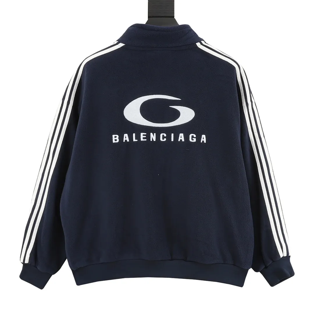 💰560 [Top version] Balenciaga / Balenciaga BLCG 25FW Five-bar drawstring half-ring embroidered polar fleece jacket Customized acrylic polyester polar fleece fabric Ultra-high weight Warm and comfortable OS loose version Stand-up collar design 3D three-dimensional tailoring process Custom-woven and dyed high-weight and high-density thread Side pocket invisible zipper design Tajima high-speed embroidery machine 400,000-needle machine embroidery process Three-dimensional and full Mold customization of original hardware zippers, double slider design, original main mark, washed tag brand packaging, color: green/blue, size: XS/S/M/L, size chart: Length, bust, shoulder width, sleeve length 66 55 Note: There is a difference of 1~2CM due to manual measurement.