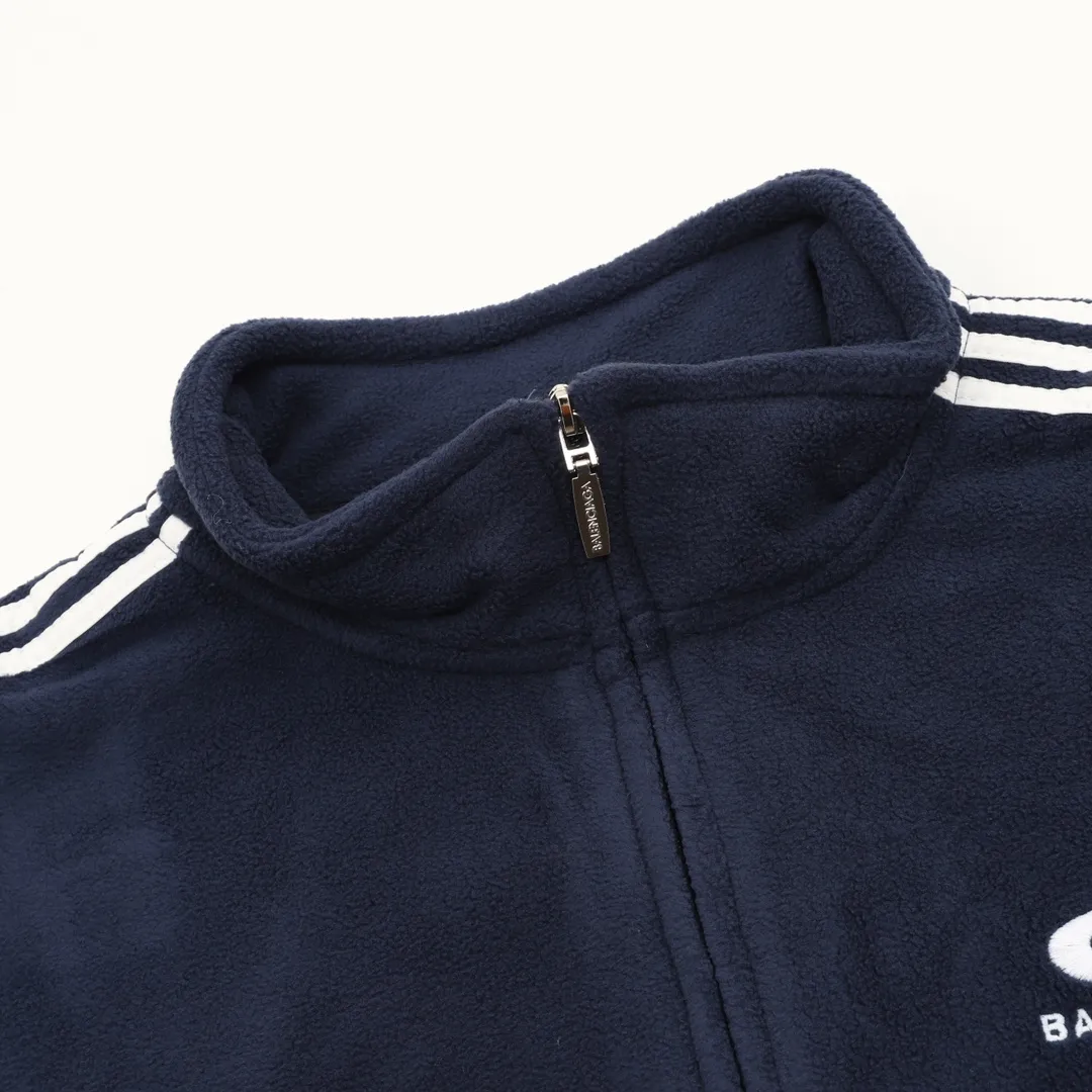 💰560 [Top version] Balenciaga / Balenciaga BLCG 25FW Five-bar drawstring half-ring embroidered polar fleece jacket Customized acrylic polyester polar fleece fabric Ultra-high weight Warm and comfortable OS loose version Stand-up collar design 3D three-dimensional tailoring process Custom-woven and dyed high-weight and high-density thread Side pocket invisible zipper design Tajima high-speed embroidery machine 400,000-needle machine embroidery process Three-dimensional and full Mold customization of original hardware zippers, double slider design, original main mark, washed tag brand packaging, color: green/blue, size: XS/S/M/L, size chart: Length, bust, shoulder width, sleeve length 66 55 Note: There is a difference of 1~2CM due to manual measurement.