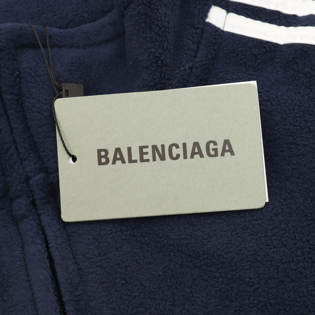 💰560 [Top version] Balenciaga / Balenciaga BLCG 25FW Five-bar drawstring half-ring embroidered polar fleece jacket Customized acrylic polyester polar fleece fabric Ultra-high weight Warm and comfortable OS loose version Stand-up collar design 3D three-dimensional tailoring process Custom-woven and dyed high-weight and high-density thread Side pocket invisible zipper design Tajima high-speed embroidery machine 400,000-needle machine embroidery process Three-dimensional and full Mold customization of original hardware zippers, double slider design, original main mark, washed tag brand packaging, color: green/blue, size: XS/S/M/L, size chart: Length, bust, shoulder width, sleeve length 66 55 Note: There is a difference of 1~2CM due to manual measurement.