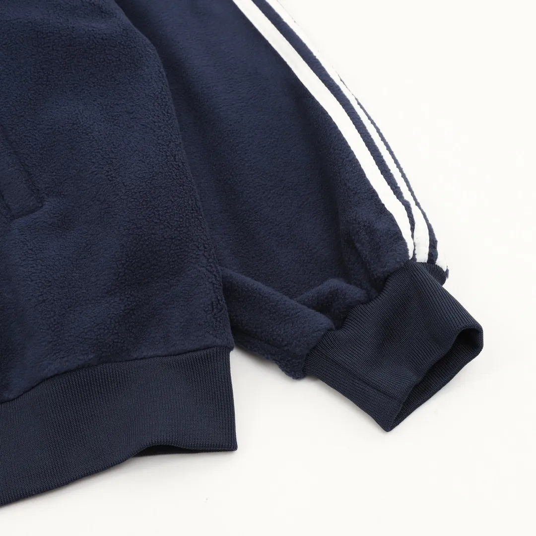 💰560 [Top version] Balenciaga / Balenciaga BLCG 25FW Five-bar drawstring half-ring embroidered polar fleece jacket Customized acrylic polyester polar fleece fabric Ultra-high weight Warm and comfortable OS loose version Stand-up collar design 3D three-dimensional tailoring process Custom-woven and dyed high-weight and high-density thread Side pocket invisible zipper design Tajima high-speed embroidery machine 400,000-needle machine embroidery process Three-dimensional and full Mold customization of original hardware zippers, double slider design, original main mark, washed tag brand packaging, color: green/blue, size: XS/S/M/L, size chart: Length, bust, shoulder width, sleeve length 66 55 Note: There is a difference of 1~2CM due to manual measurement.