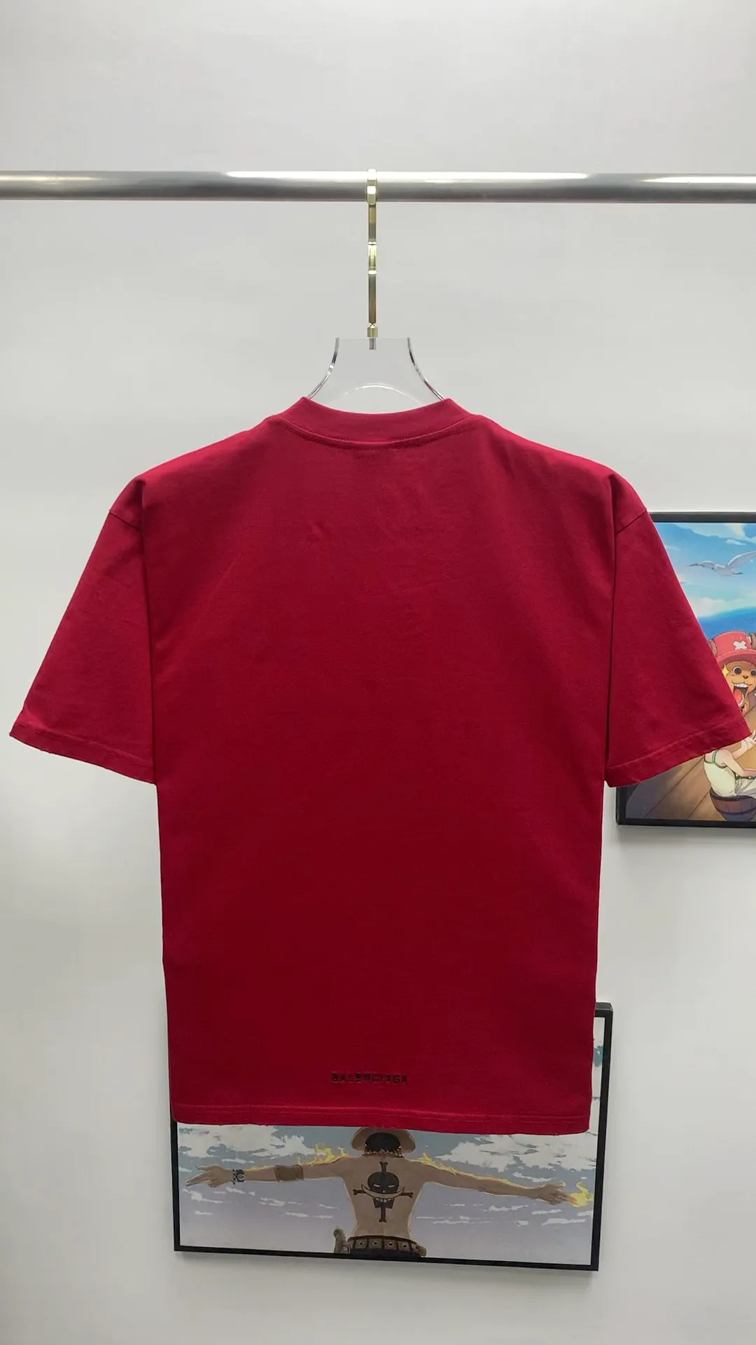 Real shot video on the back————The top tested version of BALENCIAGA's "Tanabata Little Love" printed short-sleeved T-shirt of the same style for male and female couple stars. The front is decorated with ie t'aime art work embroidery | The bottom of the back is decorated with brand logo embroidery | Distressed effect. Combed cotton is more durable than cotton. Combed cotton fabrics are durable and washable. They use better quality cotton, so the fabrics are not prone to pilling.  The new plate-making process that imitates hand embroidery has the rough feel of hand embroidery, and the stitching method is adjusted according to the original pattern. After embroidery, the stitching technique is imitated by hand embroidery, and the smooth curves highlight the embroidery effect.  The main body of the logo pattern is precision stitched; the embroidery is very fine and dense. Linen embroidery thread is used combined with dense processing to increase the three-dimensional effect, and the embroidery body has a subtle matte visual texture. Color: red black white P:260 Size: S--XL