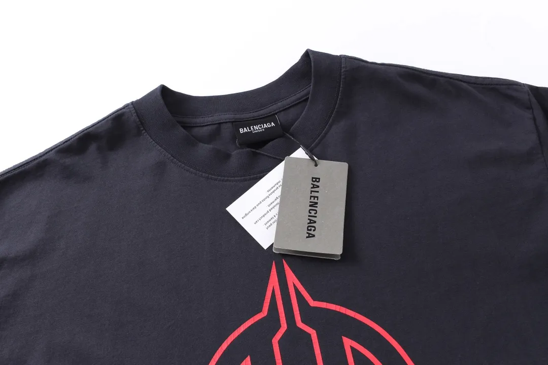 🅿️190 detailed pictures [Top version. Official website quality] BALENCI*GA/Paris. 2024 new style. Classic LOGO cracked printed washed long-sleeved T-shirt. Brick cabinet synchronization. Genuine product developed at the first time, happy to print and compare! The fabric is made of Paris ZP custom-woven and dyed cotton with double yarns and compact cotton. The weight is 260 grams. The cloth surface is clean. The cloth pattern is clear, soft and comfortable. The threads are dyed with no color difference. The classic printing is made of environmentally friendly imported materials, and the letters are cracked and printed. The letters are clear and the effect is three-dimensional. Restore the brick cabinet. Ready-made clothes are washed and distressed, different market currency, welcome to compare, the version adopts OS loose shoulder version. Same style for men and women Coding: BL223209 Color: dark blue gray, white Size: XS to L