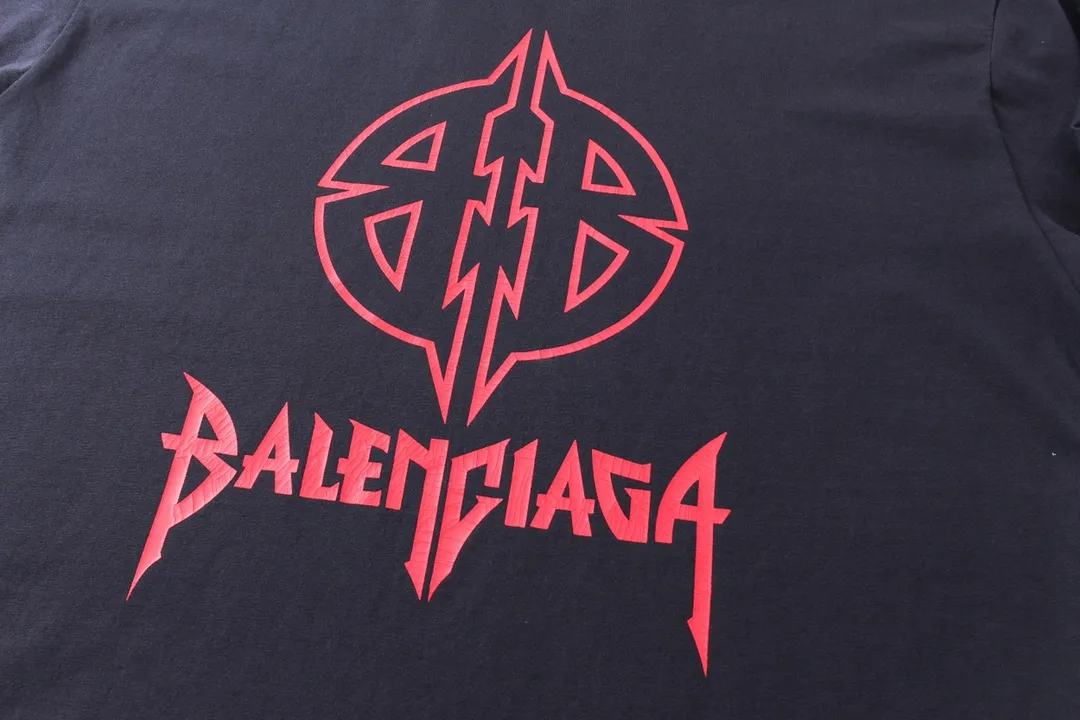 🅿️190 detailed pictures [Top version. Official website quality] BALENCI*GA/Paris. 2024 new style. Classic LOGO cracked printed washed long-sleeved T-shirt. Brick cabinet synchronization. Genuine product developed at the first time, happy to print and compare! The fabric is made of Paris ZP custom-woven and dyed cotton with double yarns and compact cotton. The weight is 260 grams. The cloth surface is clean. The cloth pattern is clear, soft and comfortable. The threads are dyed with no color difference. The classic printing is made of environmentally friendly imported materials, and the letters are cracked and printed. The letters are clear and the effect is three-dimensional. Restore the brick cabinet. Ready-made clothes are washed and distressed, different market currency, welcome to compare, the version adopts OS loose shoulder version. Same style for men and women Coding: BL223209 Color: dark blue gray, white Size: XS to L