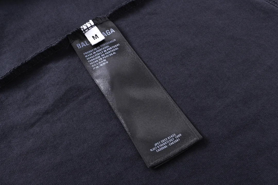🅿️190 detailed pictures [Top version. Official website quality] BALENCI*GA/Paris. 2024 new style. Classic LOGO cracked printed washed long-sleeved T-shirt. Brick cabinet synchronization. Genuine product developed at the first time, happy to print and compare! The fabric is made of Paris ZP custom-woven and dyed cotton with double yarns and compact cotton. The weight is 260 grams. The cloth surface is clean. The cloth pattern is clear, soft and comfortable. The threads are dyed with no color difference. The classic printing is made of environmentally friendly imported materials, and the letters are cracked and printed. The letters are clear and the effect is three-dimensional. Restore the brick cabinet. Ready-made clothes are washed and distressed, different market currency, welcome to compare, the version adopts OS loose shoulder version. Same style for men and women Coding: BL223209 Color: dark blue gray, white Size: XS to L