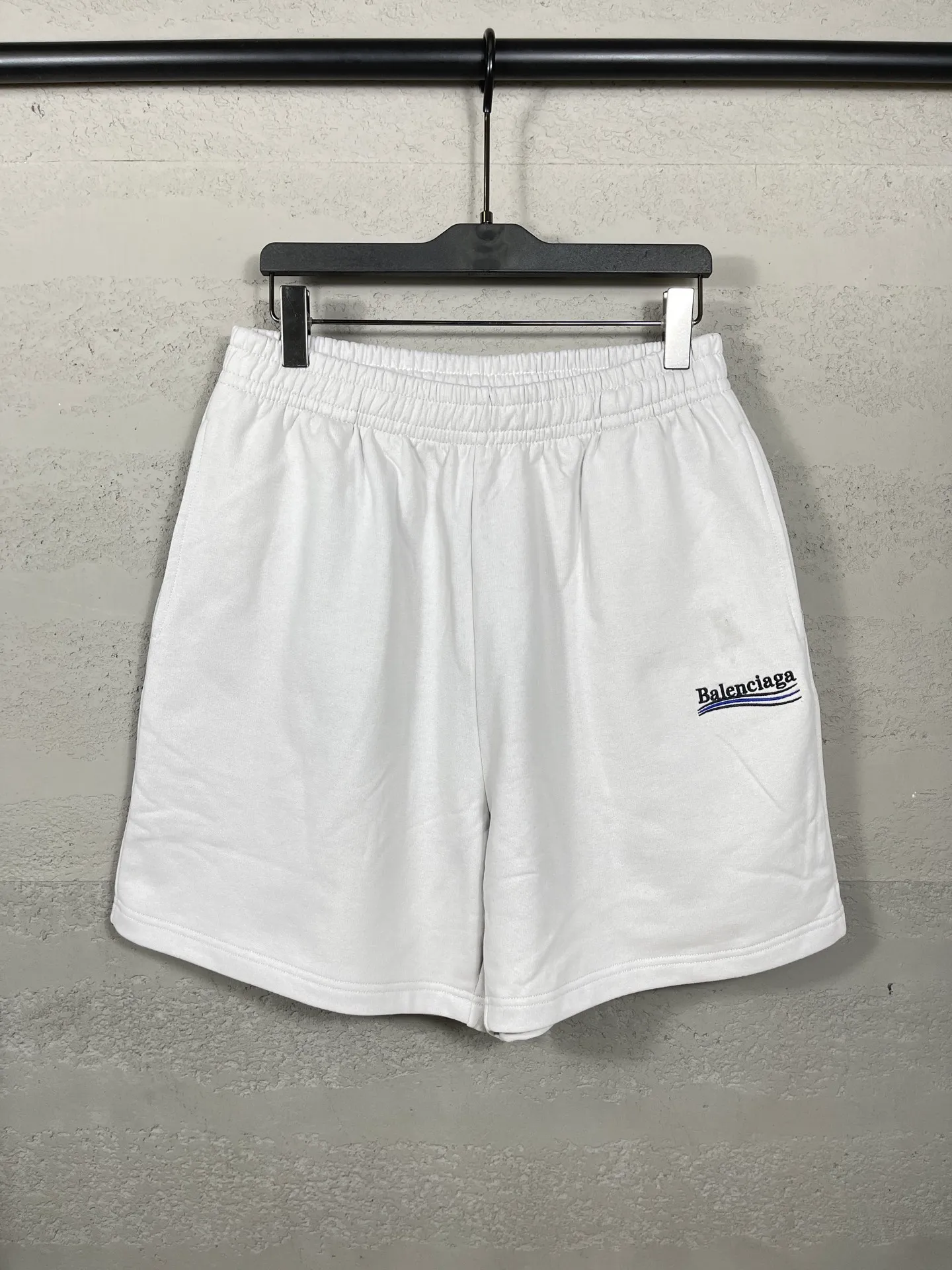 🅿️210 real photos [Top version. Official website quality] BALENCI*GA/Paris. New model. Shorts with classic LOGO embroidery of Ocean Splash. Synchronized with brick cabinets. Developed as authentic products at the first time, please print and compare! The fabric is made of Paris ZP custom-woven and dyed 100% cotton terry sweatshirt. The weight is 460 grams. The cloth surface is clean. The cloth pattern is clear and the hand feels soft and comfortable. The embroidery uses an imported Tajima embroidery machine. The letters are clear and the effect is three-dimensional. The version adopts a loose version. Same style for men and women. Code: BL257009 Color: black, rice apricot, floral gray Size: XS S M L