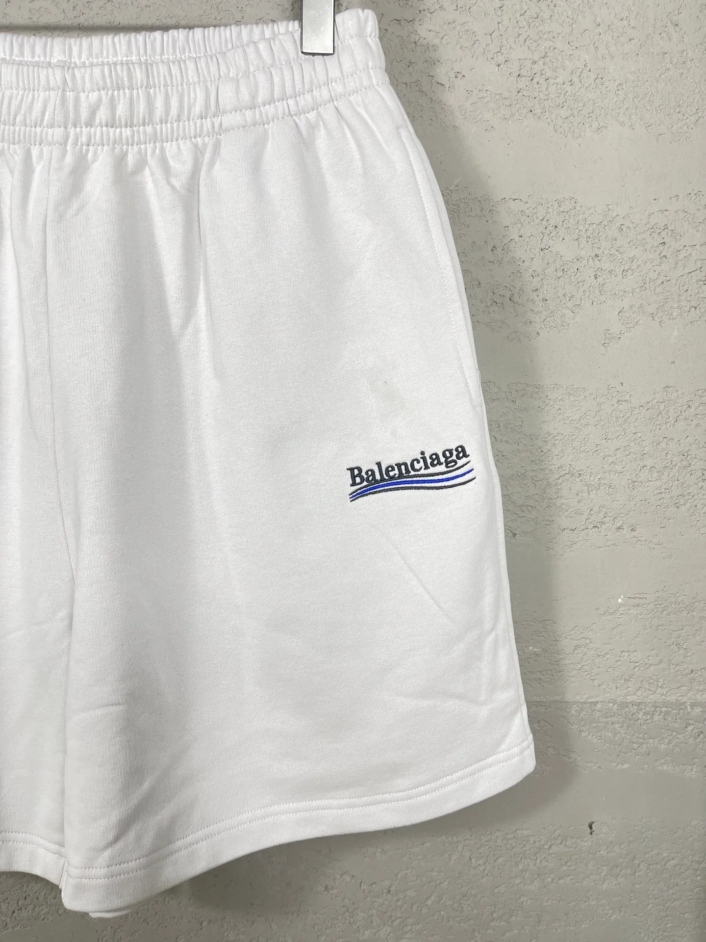 🅿️210 real photos [Top version. Official website quality] BALENCI*GA/Paris. New model. Shorts with classic LOGO embroidery of Ocean Splash. Synchronized with brick cabinets. Developed as authentic products at the first time, please print and compare! The fabric is made of Paris ZP custom-woven and dyed 100% cotton terry sweatshirt. The weight is 460 grams. The cloth surface is clean. The cloth pattern is clear and the hand feels soft and comfortable. The embroidery uses an imported Tajima embroidery machine. The letters are clear and the effect is three-dimensional. The version adopts a loose version. Same style for men and women. Code: BL257009 Color: black, rice apricot, floral gray Size: XS S M L