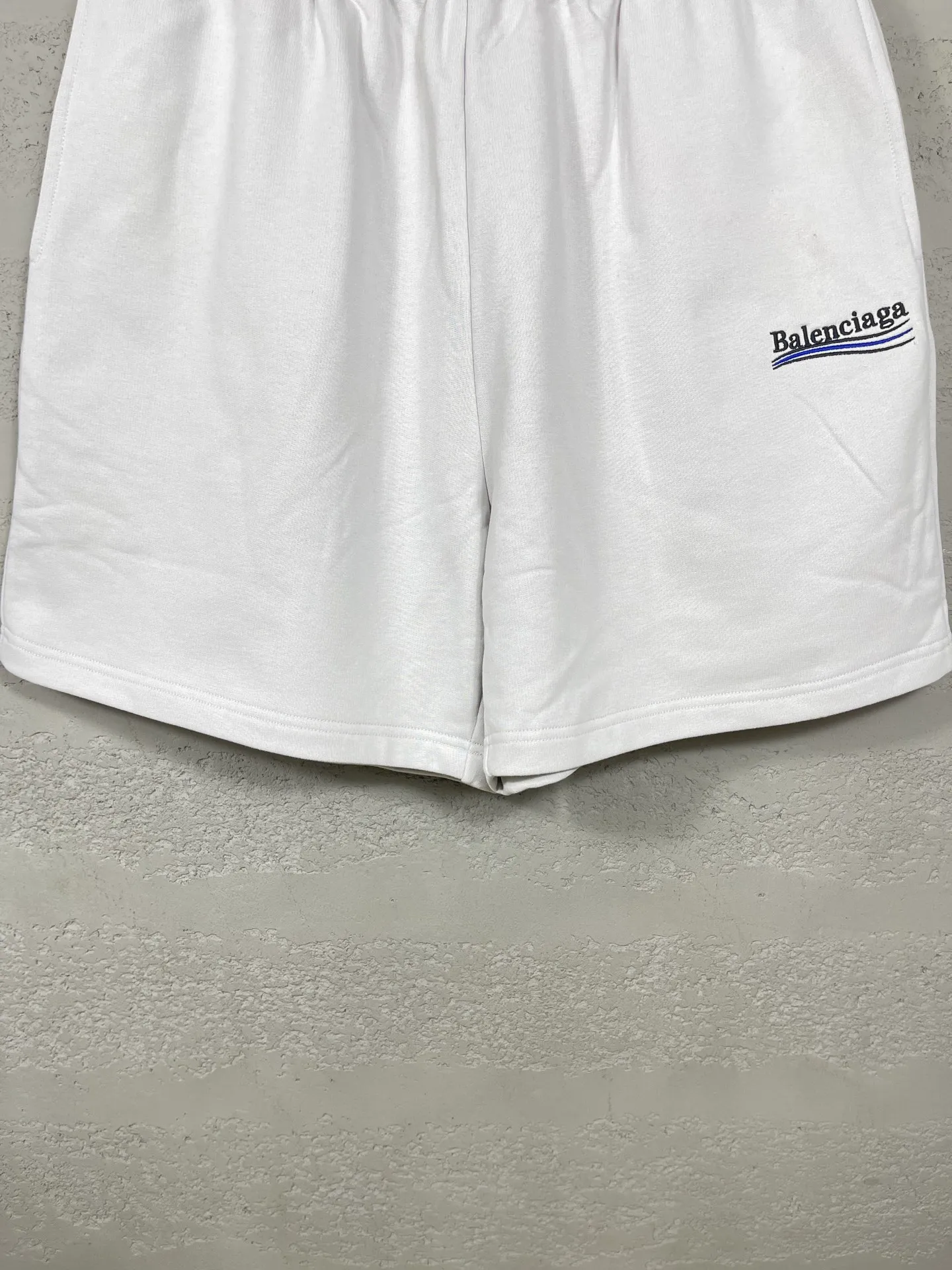 🅿️210 real photos [Top version. Official website quality] BALENCI*GA/Paris. New model. Shorts with classic LOGO embroidery of Ocean Splash. Synchronized with brick cabinets. Developed as authentic products at the first time, please print and compare! The fabric is made of Paris ZP custom-woven and dyed 100% cotton terry sweatshirt. The weight is 460 grams. The cloth surface is clean. The cloth pattern is clear and the hand feels soft and comfortable. The embroidery uses an imported Tajima embroidery machine. The letters are clear and the effect is three-dimensional. The version adopts a loose version. Same style for men and women. Code: BL257009 Color: black, rice apricot, floral gray Size: XS S M L