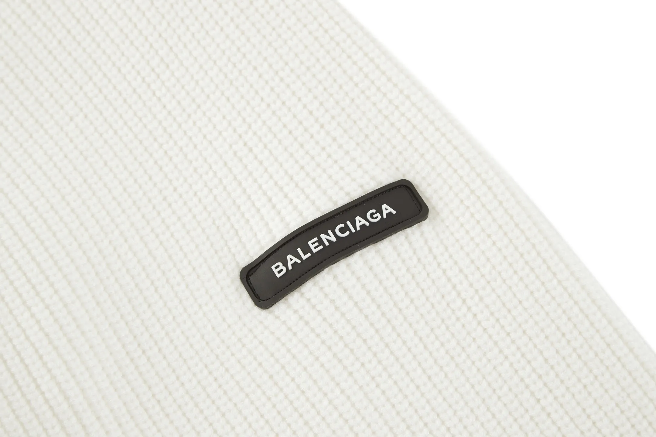 🅿️480 [Exclusive supply] BLCG sleeve arm silicone leather label crew neck sweater (white) The fabric is made of big brand yarn, and the fabric composition is 90% cotton, 10% wool. The fabric pattern is stiff. The high cotton content can make the clothes droop and restore the original effect. The 10% wool content can fully tighten the fabric density and make the clothes achieve a certain degree of warmth. The leather label is made of natural silicone material. The original white fonts in the label are molded and customized, and the size is consistent with the original. This style is made of wool blend fabric, round neck, long sleeves, sleeves decorated with logo art silicone work, 90 wool 10% cotton spandex decorative parts. Size:S-M-L-XL