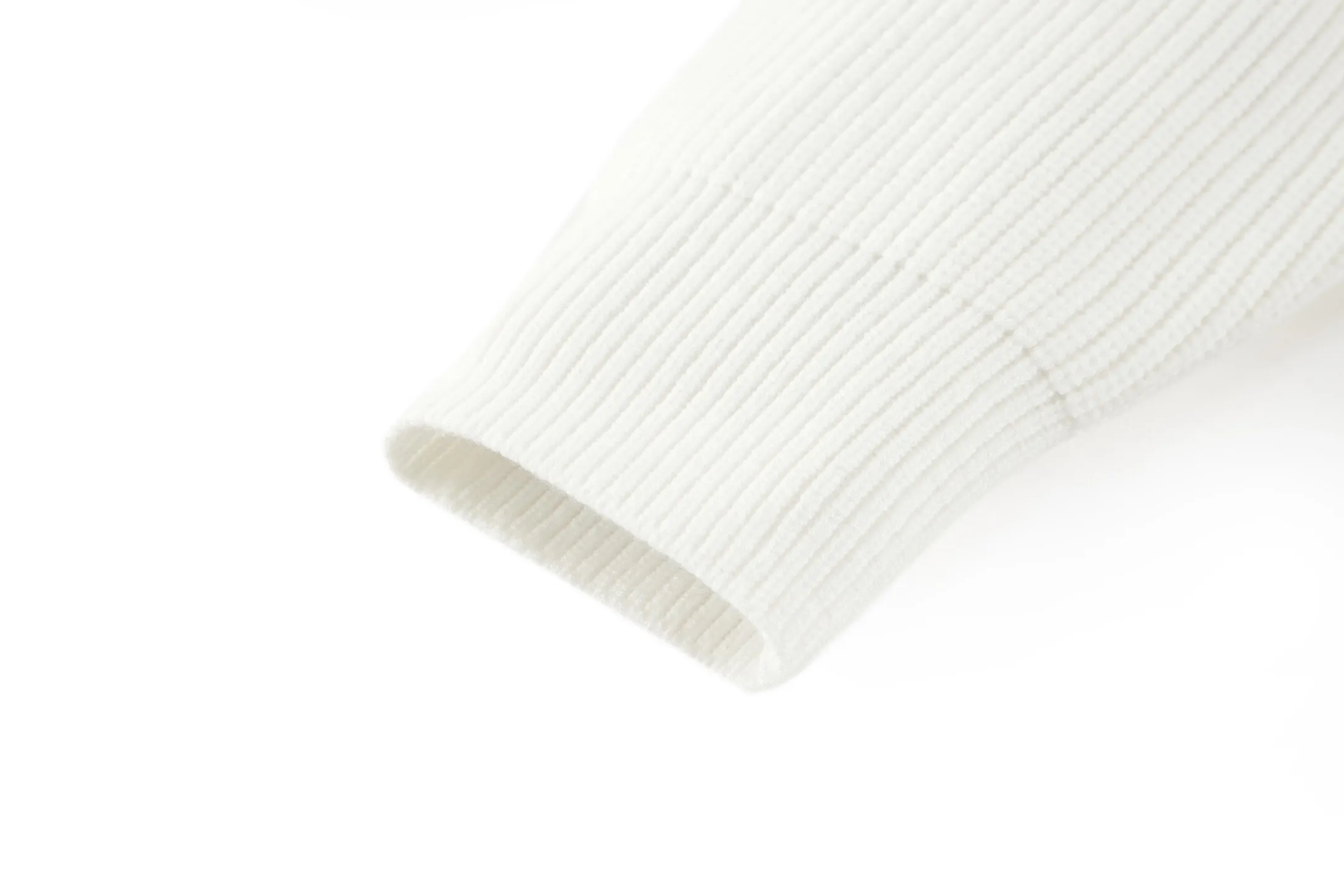 🅿️480 [Exclusive supply] BLCG sleeve arm silicone leather label crew neck sweater (white) The fabric is made of big brand yarn, and the fabric composition is 90% cotton, 10% wool. The fabric pattern is stiff. The high cotton content can make the clothes droop and restore the original effect. The 10% wool content can fully tighten the fabric density and make the clothes achieve a certain degree of warmth. The leather label is made of natural silicone material. The original white fonts in the label are molded and customized, and the size is consistent with the original. This style is made of wool blend fabric, round neck, long sleeves, sleeves decorated with logo art silicone work, 90 wool 10% cotton spandex decorative parts. Size:S-M-L-XL