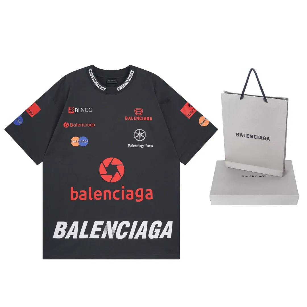 🅿️206 Detailed picture [Top version. Official website quality] BALENCI*GA/Paris BALENCI*GA#2024 latest model, multi-digit LoGO classic printed collar embroidery ready-to-wear distressed short-sleeved T-shirt. Brick cabinet synchronization. Genuine products are developed and developed in the first time. Welcome to compare! The fabric is made of Paris ZP custom-woven and dyed 100% cotton double-yarn compact cotton. The weight is 260 grams. The cloth surface is clean. The cloth pattern is clear. It is soft and comfortable. It has good color fastness and is not easy to change color. The threads are woven and dyed with no color difference. The printing is done by computer direct printing, and the rib embroidery on the back collar has a three-dimensional effect. The garment is worn and worn, with ultra-high craftsmanship. The version adopts the OS loose shoulder style. Same style for men and women. Coding: BL223206 Color: white, gray blue Size: XS to L