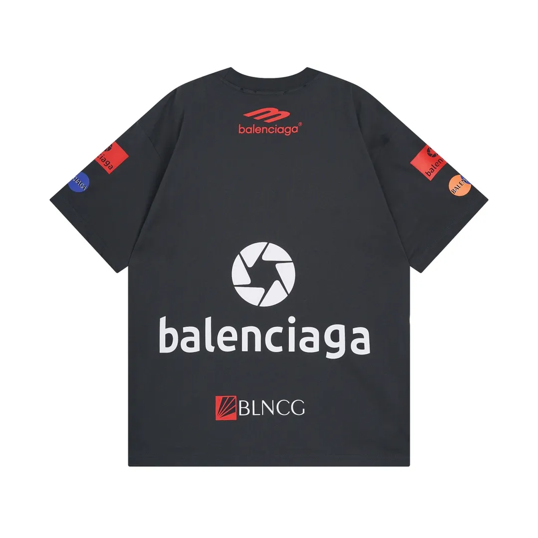 🅿️206 Detailed picture [Top version. Official website quality] BALENCI*GA/Paris BALENCI*GA#2024 latest model, multi-digit LoGO classic printed collar embroidery ready-to-wear distressed short-sleeved T-shirt. Brick cabinet synchronization. Genuine products are developed and developed in the first time. Welcome to compare! The fabric is made of Paris ZP custom-woven and dyed 100% cotton double-yarn compact cotton. The weight is 260 grams. The cloth surface is clean. The cloth pattern is clear. It is soft and comfortable. It has good color fastness and is not easy to change color. The threads are woven and dyed with no color difference. The printing is done by computer direct printing, and the rib embroidery on the back collar has a three-dimensional effect. The garment is worn and worn, with ultra-high craftsmanship. The version adopts the OS loose shoulder style. Same style for men and women. Coding: BL223206 Color: white, gray blue Size: XS to L