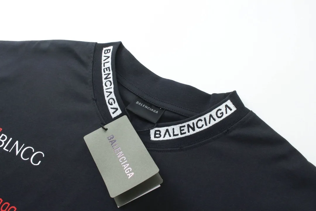 🅿️206 Detailed picture [Top version. Official website quality] BALENCI*GA/Paris BALENCI*GA#2024 latest model, multi-digit LoGO classic printed collar embroidery ready-to-wear distressed short-sleeved T-shirt. Brick cabinet synchronization. Genuine products are developed and developed in the first time. Welcome to compare! The fabric is made of Paris ZP custom-woven and dyed 100% cotton double-yarn compact cotton. The weight is 260 grams. The cloth surface is clean. The cloth pattern is clear. It is soft and comfortable. It has good color fastness and is not easy to change color. The threads are woven and dyed with no color difference. The printing is done by computer direct printing, and the rib embroidery on the back collar has a three-dimensional effect. The garment is worn and worn, with ultra-high craftsmanship. The version adopts the OS loose shoulder style. Same style for men and women. Coding: BL223206 Color: white, gray blue Size: XS to L