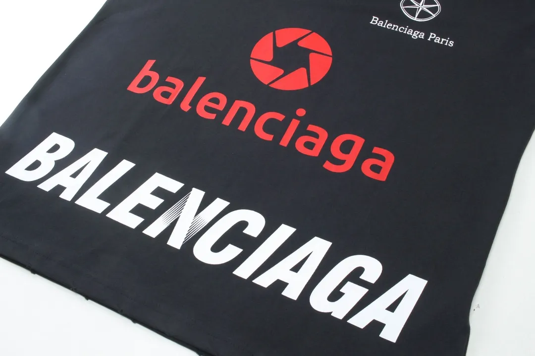 🅿️206 Detailed picture [Top version. Official website quality] BALENCI*GA/Paris BALENCI*GA#2024 latest model, multi-digit LoGO classic printed collar embroidery ready-to-wear distressed short-sleeved T-shirt. Brick cabinet synchronization. Genuine products are developed and developed in the first time. Welcome to compare! The fabric is made of Paris ZP custom-woven and dyed 100% cotton double-yarn compact cotton. The weight is 260 grams. The cloth surface is clean. The cloth pattern is clear. It is soft and comfortable. It has good color fastness and is not easy to change color. The threads are woven and dyed with no color difference. The printing is done by computer direct printing, and the rib embroidery on the back collar has a three-dimensional effect. The garment is worn and worn, with ultra-high craftsmanship. The version adopts the OS loose shoulder style. Same style for men and women. Coding: BL223206 Color: white, gray blue Size: XS to L