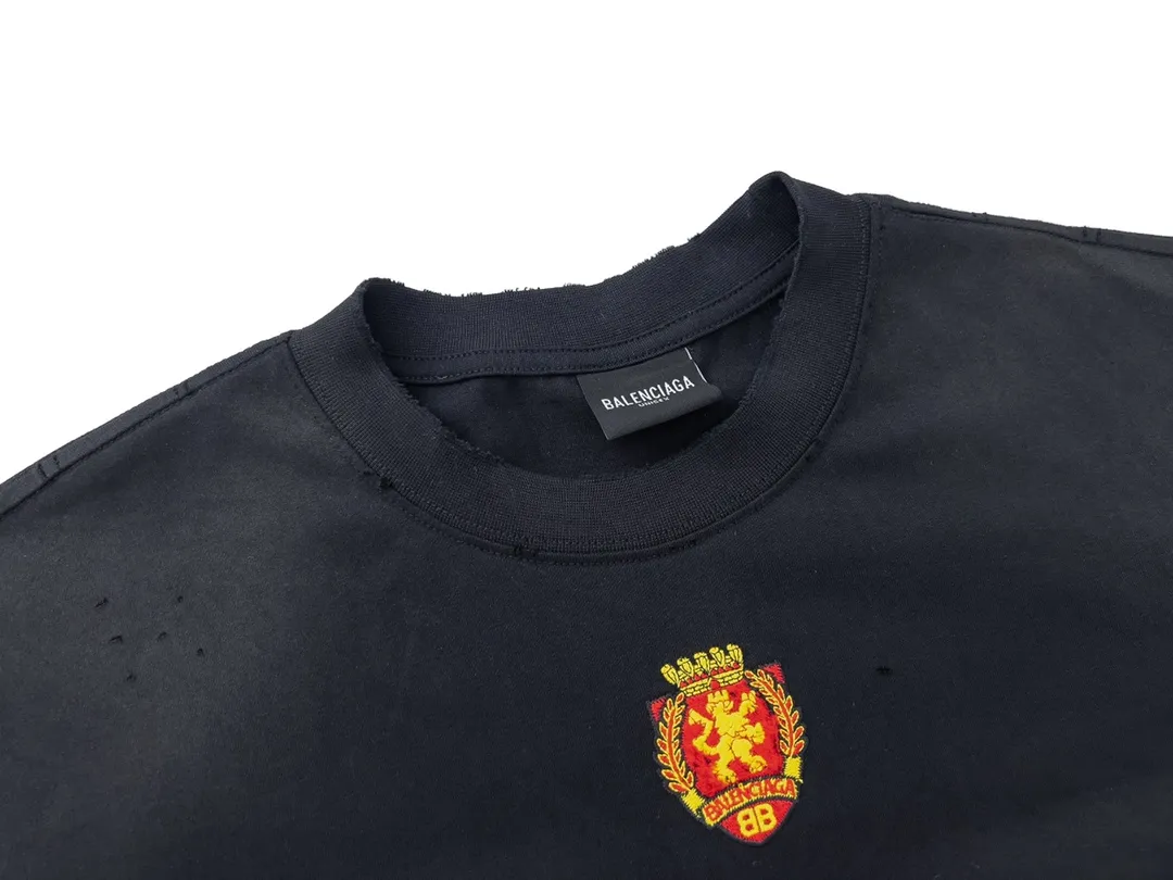 🅿️280 Detail Picture [Top version. Official website quality] BALENCI*GA/Paris co-branded Manchester United. 23 latest models. Washed. Distressed. Worn. Inkjet painting. Short-sleeved T-shirt #embroidered seal. Severely tattered. Top-grade version. Welcome to compare. The fabric is made of Paris ZP custom-woven and dyed cotton double yarn. Weighing 260 grams, the cloth surface is clean. The cloth pattern is clear, soft and comfortable. The threads are dyed with no color difference. The front pattern embroidery is made with imported machine embroidery. The color of the chapter mark is the same. The embroidery and border are embroidered. The chapter mark is worn and distressed to match the brick cabinet. Ready-made clothes are washed and distressed. Painted with graffiti. The entire piece of clothing is restored with overweight craftsmanship. Jubie market produces pictures based on pictures. Welcome to compare. The version adopts OS loose shoulder design. Same style for men and women. Code: BL223102 Color: black, beige. Size: XS to L