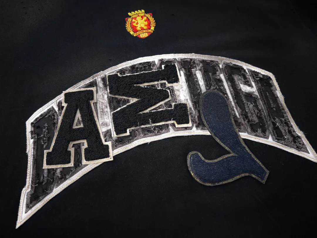 🅿️280 Detail Picture [Top version. Official website quality] BALENCI*GA/Paris co-branded Manchester United. 23 latest models. Washed. Distressed. Worn. Inkjet painting. Short-sleeved T-shirt #embroidered seal. Severely tattered. Top-grade version. Welcome to compare. The fabric is made of Paris ZP custom-woven and dyed cotton double yarn. Weighing 260 grams, the cloth surface is clean. The cloth pattern is clear, soft and comfortable. The threads are dyed with no color difference. The front pattern embroidery is made with imported machine embroidery. The color of the chapter mark is the same. The embroidery and border are embroidered. The chapter mark is worn and distressed to match the brick cabinet. Ready-made clothes are washed and distressed. Painted with graffiti. The entire piece of clothing is restored with overweight craftsmanship. Jubie market produces pictures based on pictures. Welcome to compare. The version adopts OS loose shoulder design. Same style for men and women. Code: BL223102 Color: black, beige. Size: XS to L