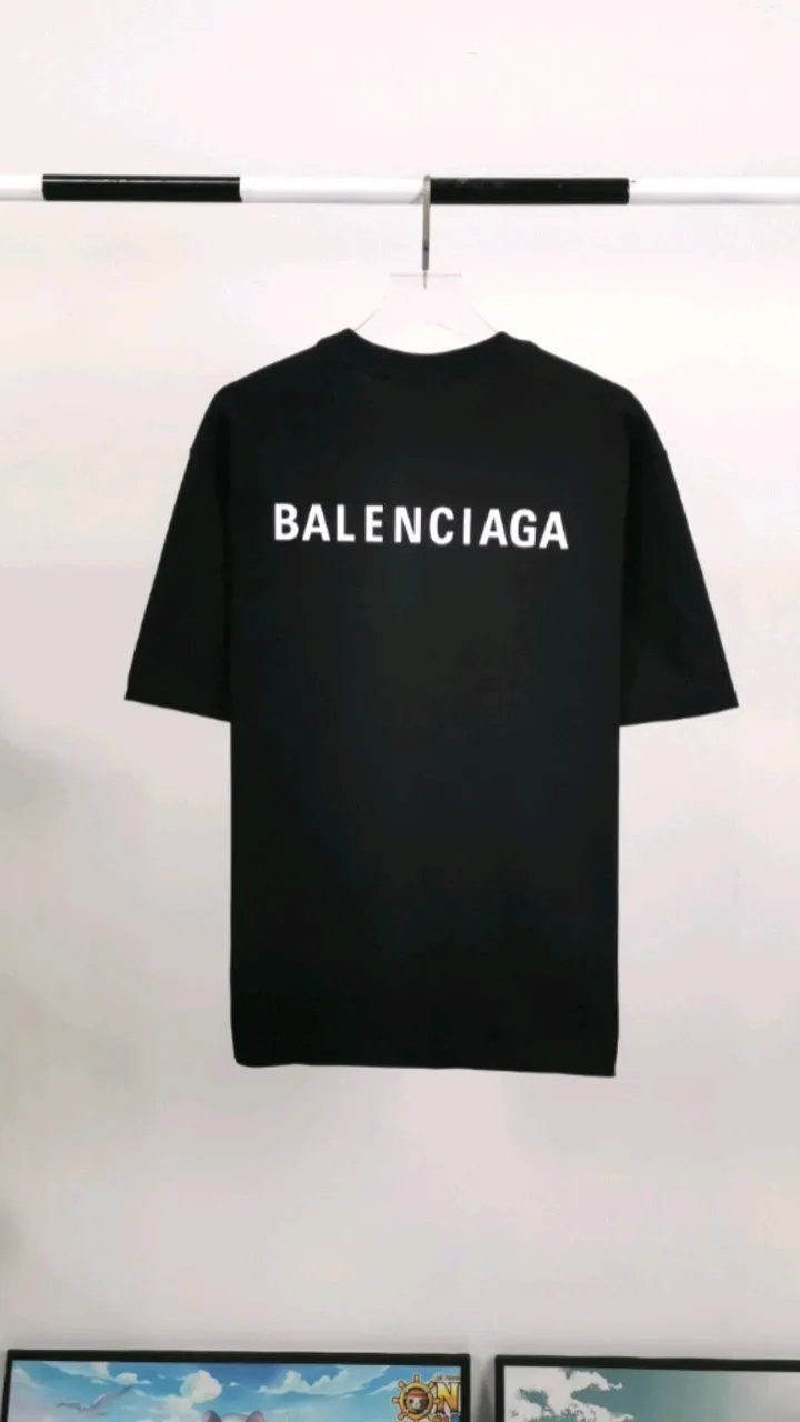 Real shot of the video————The top tested version of BALENCIAGA with large LOGO basic letters on the back, pure cotton, loose, same style, high-end short-sleeved T-shirt for male and female couples. The god of simplicity in Paris, a volume sought after by many stars. Lisa’s favorite basic short-sleeved Paris style, which has a very high appearance rate. Wear alone, paired with jeans, shorts, and sweatpants, it's a versatile style. Xiaohongshu, a hot item on INS, a must-have for Paris fans.  The printing uses white glue as a base, coupled with Kornit direct injection, which ensures the anchorage of the printing and machine washing without any pressure. However, everyone should pay attention to something. The printing of this model is not thick glue, and the printing surface is not shiny. Please pay attention to the importance of version. Don't make a pattern based on the pictures. If you don't have the original version, you won't be able to make it look one to one like the original version. At most, you can just make a look. It's just a piece of clothing without a soul. The fabric is made of 24S 260g double yarn pure cotton fabric. The threads and fabric are custom woven and dyed in the same style, without color difference.  A complete set of customized tags, collar tags, washed, plastic bags, and most importantly, a complete set of bags, tag codes, and codes are all authentic.  Color: White, Black, Royal Blue, Apricot, Floral Gray, Pink Size: XS-L P:240