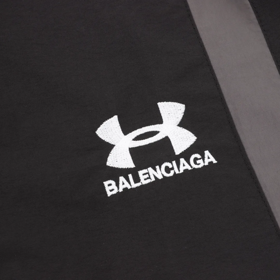 🅿️540 Balenciaga x Under Armor BLCG · Custom-woven and custom-dyed cotton matte tatami embroidery thread · Imported Tajima high-speed embroidery machine high-density machine embroidery, three-dimensional and full · Side zipper pockets hooded design · The reverse side of the sweatshirt adopts sweater rat pocket design · The cuffs are designed with elastic elasticity · The hem adopts elastic spring buckle waist design · Open mold custom hardware zipper spring buckle Custom logo hat string · Zipper pocket on the side of trousers · The interior is made of three-grade polyester bird's eye mesh · Original main mark and washed tag packaging Color: Black Size: 46-52