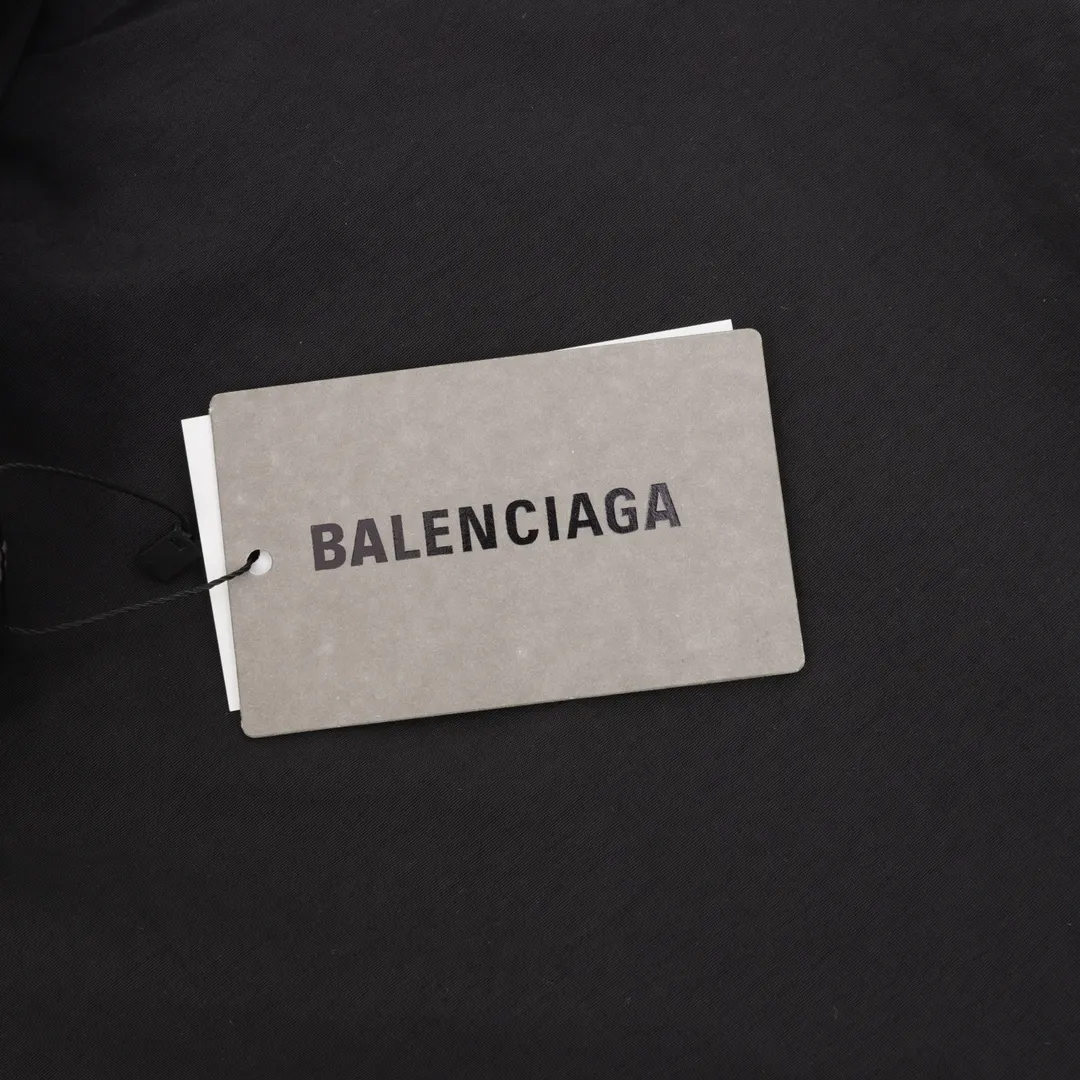 🅿️540 Balenciaga x Under Armor BLCG · Custom-woven and custom-dyed cotton matte tatami embroidery thread · Imported Tajima high-speed embroidery machine high-density machine embroidery, three-dimensional and full · Side zipper pockets hooded design · The reverse side of the sweatshirt adopts sweater rat pocket design · The cuffs are designed with elastic elasticity · The hem adopts elastic spring buckle waist design · Open mold custom hardware zipper spring buckle Custom logo hat string · Zipper pocket on the side of trousers · The interior is made of three-grade polyester bird's eye mesh · Original main mark and washed tag packaging Color: Black Size: 46-52