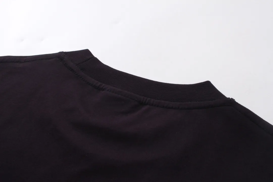 🅿️180 real photos [Top version. Official website quality] BALENCI*GA/Paris. 24SS latest color printing direct-injection short-sleeved T-shirt, all pattern details and colors are customized on the Y board, and the brick cabinets are synchronized. Genuine products are developed at the first time, please pay attention‼ ️ZP is dark purple, not black, please print and compare! The fabric is made of Paris ZP custom-woven and dyed cotton double yarn. Weighing 260 grams, the cloth surface is clean. The cloth pattern is clear, soft and comfortable. The threads are dyed with no color difference. The printing uses environmentally friendly imported materials for direct printing, and the color and gloss are consistent with the original product. The version adopts OS loose shoulder design. Same style for men and women. Code: BL223378 Color: dark purple. White Size: XS S M L