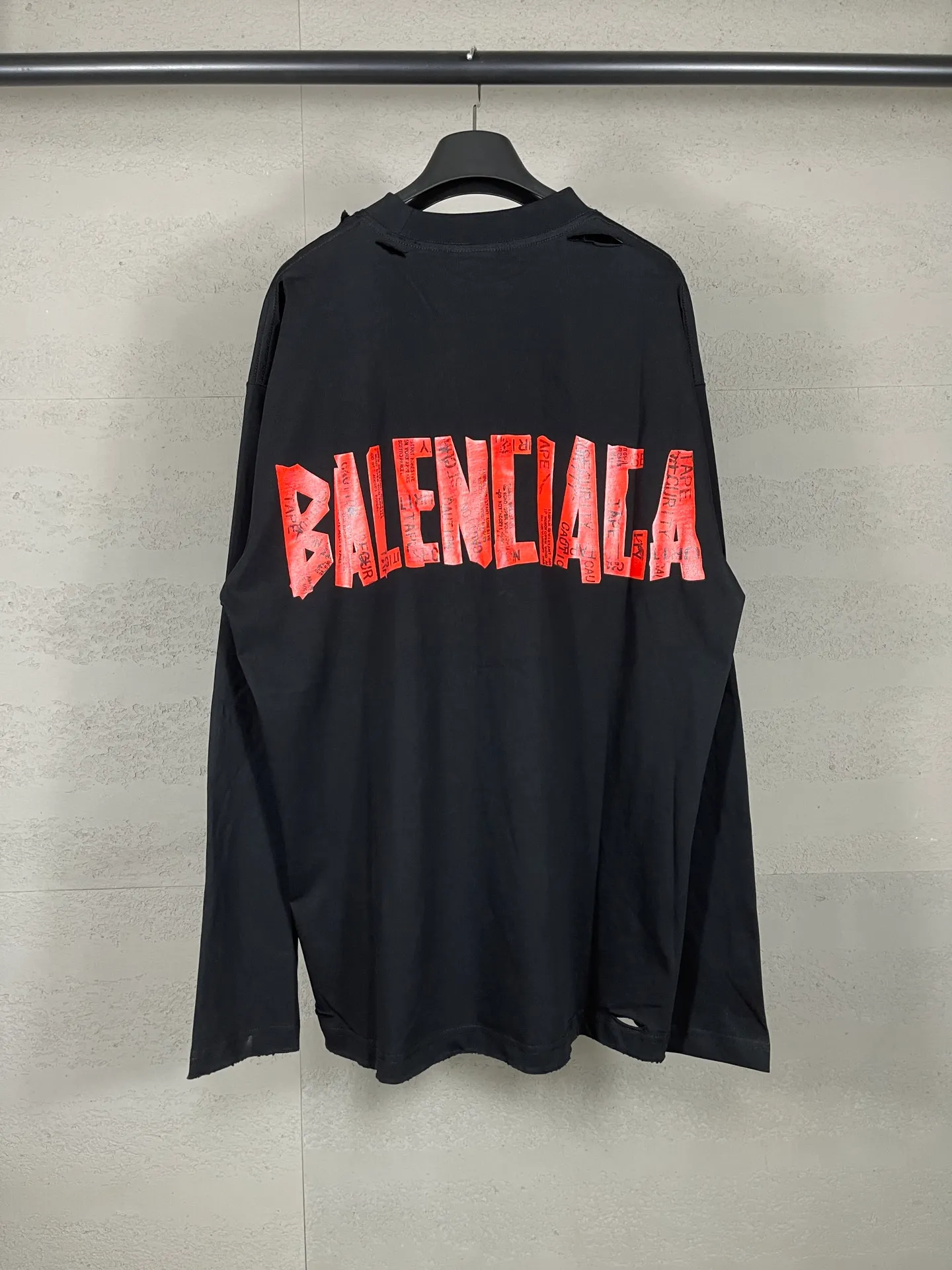 🅿️220 Detailed picture [Top version. Official website quality] BALENCI*GA/Paris. 25ss latest model. Masking tape pulp printing. Ready-to-wear washed and distressed long-sleeved T-shirt. Brick cabinet synchronization. The fabric is made of Paris ZP custom-woven and dyed 100% cotton double yarn compact cotton. The weight is 260 grams, the cloth surface is clean. The cloth pattern is clear, soft and comfortable, and the thread is dyed with no color difference. The classic pattern is printed with environmentally friendly imported materials, and the tape pattern is glued. The letters are clear and the effect is three-dimensional. Restored brick cabinet. The garments were washed and aged, and polished by many hands. Produced by ultra-heavy craftsmanship, the market currency is very different, welcome to compare. The version adopts OS loose shoulder design. The same style for men and women. Coding: BL255083 Color: Black Size: XS S M L