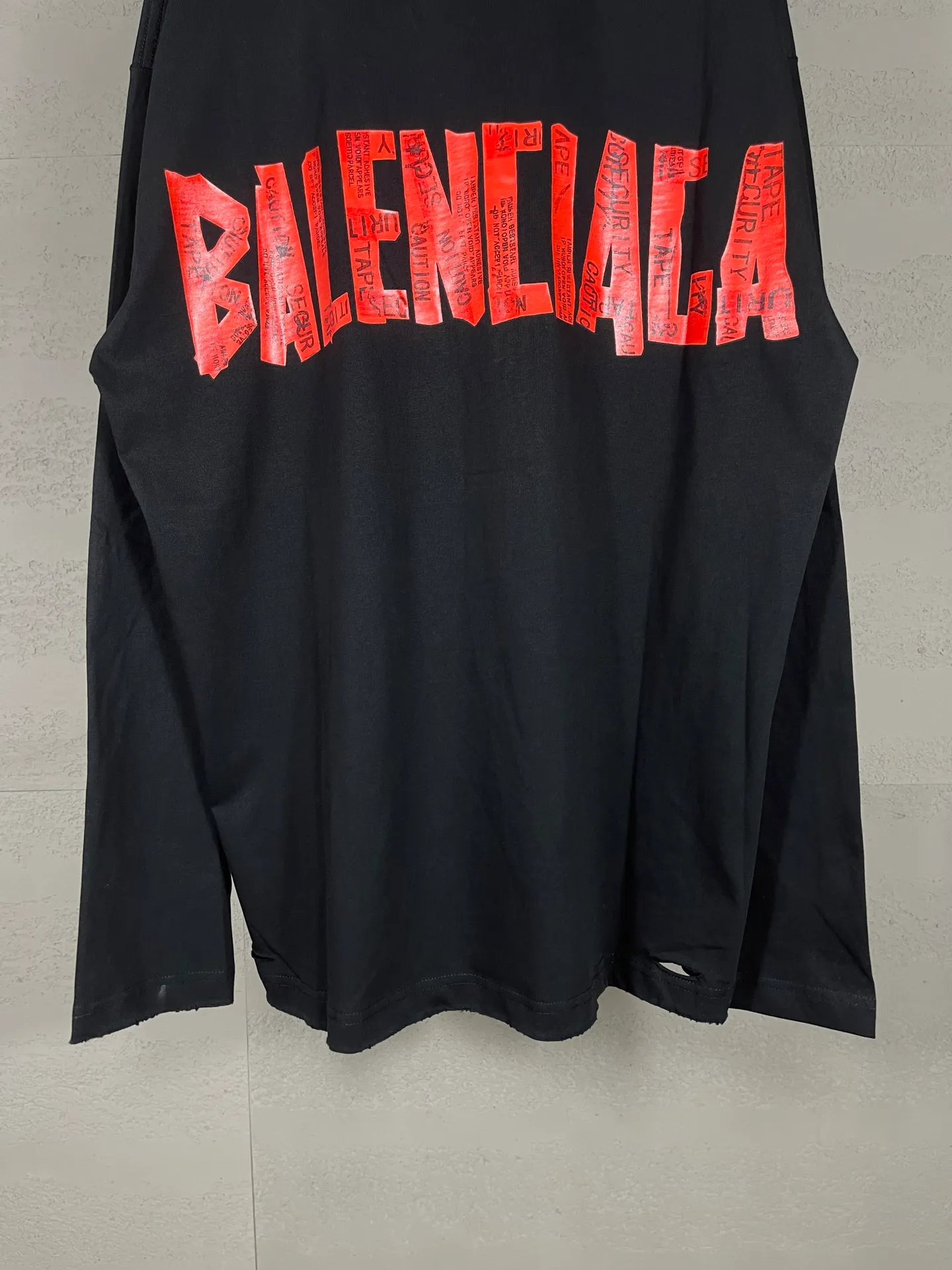 🅿️220 Detailed picture [Top version. Official website quality] BALENCI*GA/Paris. 25ss latest model. Masking tape pulp printing. Ready-to-wear washed and distressed long-sleeved T-shirt. Brick cabinet synchronization. The fabric is made of Paris ZP custom-woven and dyed 100% cotton double yarn compact cotton. The weight is 260 grams, the cloth surface is clean. The cloth pattern is clear, soft and comfortable, and the thread is dyed with no color difference. The classic pattern is printed with environmentally friendly imported materials, and the tape pattern is glued. The letters are clear and the effect is three-dimensional. Restored brick cabinet. The garments were washed and aged, and polished by many hands. Produced by ultra-heavy craftsmanship, the market currency is very different, welcome to compare. The version adopts OS loose shoulder design. The same style for men and women. Coding: BL255083 Color: Black Size: XS S M L