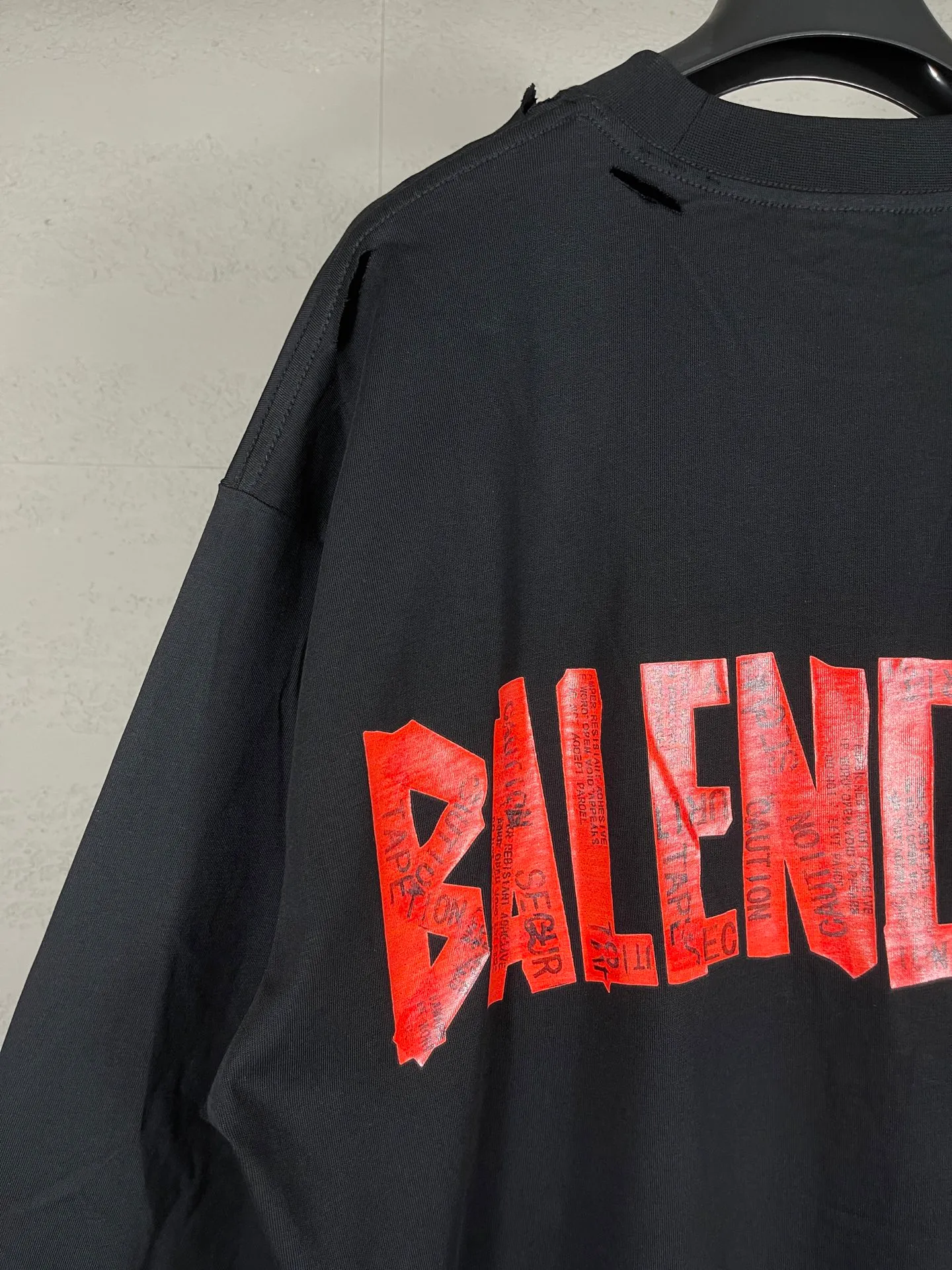 🅿️220 Detailed picture [Top version. Official website quality] BALENCI*GA/Paris. 25ss latest model. Masking tape pulp printing. Ready-to-wear washed and distressed long-sleeved T-shirt. Brick cabinet synchronization. The fabric is made of Paris ZP custom-woven and dyed 100% cotton double yarn compact cotton. The weight is 260 grams, the cloth surface is clean. The cloth pattern is clear, soft and comfortable, and the thread is dyed with no color difference. The classic pattern is printed with environmentally friendly imported materials, and the tape pattern is glued. The letters are clear and the effect is three-dimensional. Restored brick cabinet. The garments were washed and aged, and polished by many hands. Produced by ultra-heavy craftsmanship, the market currency is very different, welcome to compare. The version adopts OS loose shoulder design. The same style for men and women. Coding: BL255083 Color: Black Size: XS S M L