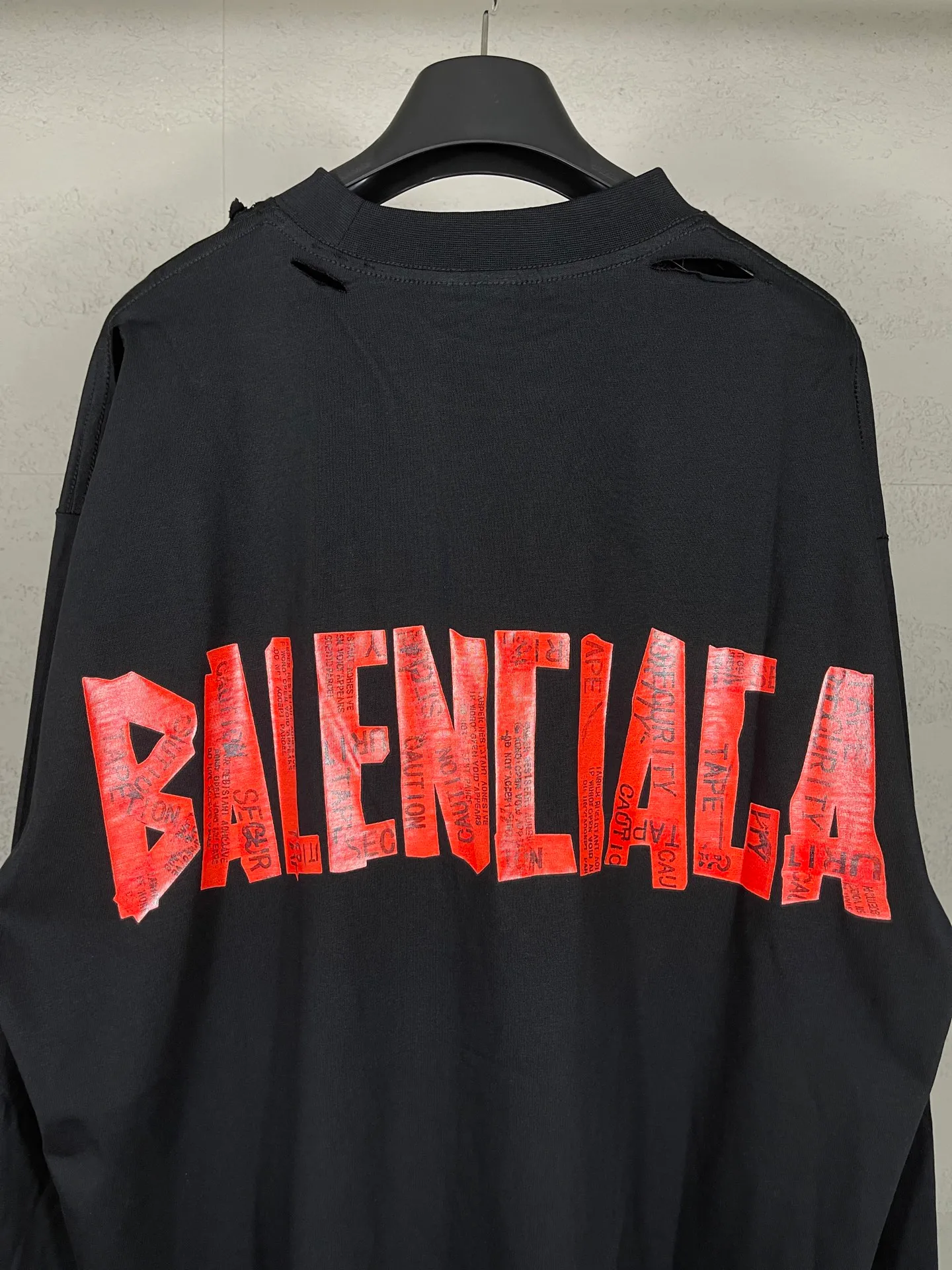🅿️220 Detailed picture [Top version. Official website quality] BALENCI*GA/Paris. 25ss latest model. Masking tape pulp printing. Ready-to-wear washed and distressed long-sleeved T-shirt. Brick cabinet synchronization. The fabric is made of Paris ZP custom-woven and dyed 100% cotton double yarn compact cotton. The weight is 260 grams, the cloth surface is clean. The cloth pattern is clear, soft and comfortable, and the thread is dyed with no color difference. The classic pattern is printed with environmentally friendly imported materials, and the tape pattern is glued. The letters are clear and the effect is three-dimensional. Restored brick cabinet. The garments were washed and aged, and polished by many hands. Produced by ultra-heavy craftsmanship, the market currency is very different, welcome to compare. The version adopts OS loose shoulder design. The same style for men and women. Coding: BL255083 Color: Black Size: XS S M L