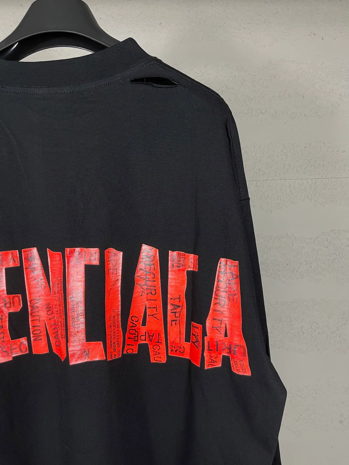 🅿️220 Detailed picture [Top version. Official website quality] BALENCI*GA/Paris. 25ss latest model. Masking tape pulp printing. Ready-to-wear washed and distressed long-sleeved T-shirt. Brick cabinet synchronization. The fabric is made of Paris ZP custom-woven and dyed 100% cotton double yarn compact cotton. The weight is 260 grams, the cloth surface is clean. The cloth pattern is clear, soft and comfortable, and the thread is dyed with no color difference. The classic pattern is printed with environmentally friendly imported materials, and the tape pattern is glued. The letters are clear and the effect is three-dimensional. Restored brick cabinet. The garments were washed and aged, and polished by many hands. Produced by ultra-heavy craftsmanship, the market currency is very different, welcome to compare. The version adopts OS loose shoulder design. The same style for men and women. Coding: BL255083 Color: Black Size: XS S M L