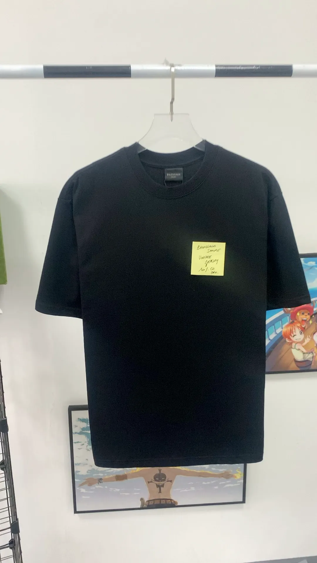 Frontal real-shot video————The top version of Balenciaga Paris 23SS waterproof label paper stickers for male and female couples celebrities, the same style pure cotton short sleeves, special waterproof material for post-it notes. The correct version of light luxury, super versatile, loved by fashionistas from all walks of life, can be worn by both men and women, and the effect will be great with any combination! Comfortable on the upper body.  ✅The fabric is made of 260g 32-count pure cotton double yarn plain fabric, the threads are dyed in the same vat with zero color difference, three-needle five-thread process, restoring ZP, the sticky notes are made of imported washed label paper and low-temperature TPU hot-melt adhesive composite process. The letters are printed with a laser machine to ensure that they will not rot or fade after washing. After repeated experiments, the laser is positioned at the rated temperature when fitting, and the laminating force is consistent. Please do not pull the sticky notes artificially‼ ️Original P:260 Color: black