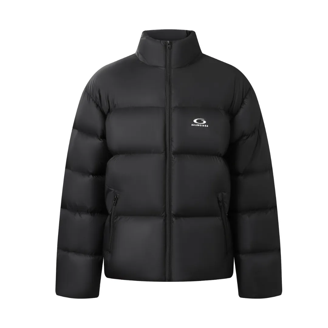 🅿️1000 BLCG 25FW ring embroidered down jacket (black) The fabric uses technical tear-proof fabric, which ensures the durability and safety of the clothing in outdoor sports such as skiing, and effectively prevents damage caused by accidental tearing. High Stand Collar Design The unique high stand collar design provides better neck warmth. The ample pocket design is equipped with multiple pockets, which not only facilitates the storage of various small items needed for skiing, but also increases the practicality and convenience of the clothing. Waterproof and Warmth Performance The specially treated fabric has good waterproof properties and can keep the interior dry even in rain or snow. At the same time, the filling is made of high-quality materials to ensure excellent warmth retention. As part of the Balenciaga ski series, the design incorporates the brand's unique style and artistic sense, showing a unique fashion charm. Balenciaga's ultimate pursuit of details is also reflected in this down jacket. Whether it is the choice of zippers, buttons or other accessories, it reflects the brand's exquisite craftsmanship and high quality requirements. Size:S-M-L-XL