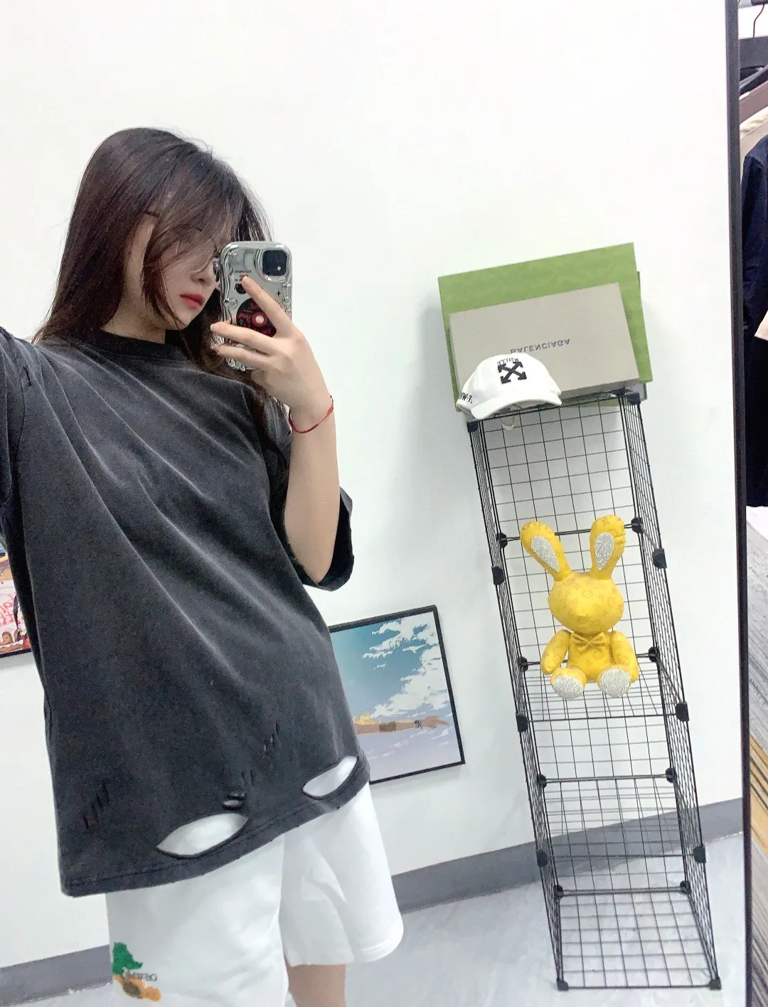 🎀Hot model pictures🎀Top tested version BALENCIAGA/Balenciaga The most hole-in-the-back pure cotton short-sleeved T-shirt for male and female couples. It seems to be a simple hole or print. In fact, it is not simple at all. 100% imported machine restoration. The details, workmanship and fabrics are consistent with the original product. Guaranteed no color difference with the counter. Feel free to compare. Note that the threaded necklines are all original collars of a certain Paris. High wrapping. The width of the neckline and cabinets are accurate to the millimeter. Thick necklines are not easily deformed. The necklines of high-end goods are all restored to the cabinets. Different styles of washed wheat main wheat, including imported wheat, are different from ordinary garbage in the world. Different styles of washed wheat main wheat, including imported wheat, have different colors and codes. Really restore the counter. As we all know, Balenciaga has different English or color on the collar label of each season. It is different from fast food products with common main wheat washed wheat. Pay attention to workmanship. The stitching at the neckline has no folds. It is smooth and natural without overlapping lines. It is truly restored. The fabric is made of 280g Paris-specific double yarn. There is really no way to compare with the ordinary version on the market. Correct printing details. Correct double yarn high weight thread. Correct packaging details. Color: black. Size XS——L P: 290.