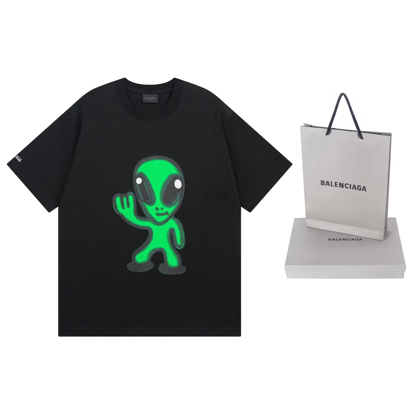 🅿️194 real photos [top version. official website quality] BALENCI*GA/25 new model. The front is directly printed with hithg there + dripley art work + luminous effect, aliens are printed on the front, smiley faces are printed on the back, short-sleeved T-shirt with embroidered letters on the right sleeve # SS25 latest style. Research and development at the first time, different market currencies. Comparisons welcome. The fabric is made of Paris ZP custom-woven and dyed cotton double yarn. Weighing 260 grams, the cloth surface is clean. The cloth pattern is clear, soft and comfortable. The threads are dyed with no color difference. Printing adopts computer direct printing. Jubie market currency. Welcome to compare. The version adopts OS loose shoulder design. Same style for men and women. Code: BL253683 Color: off-white, black, floral gray Size: XS S M L