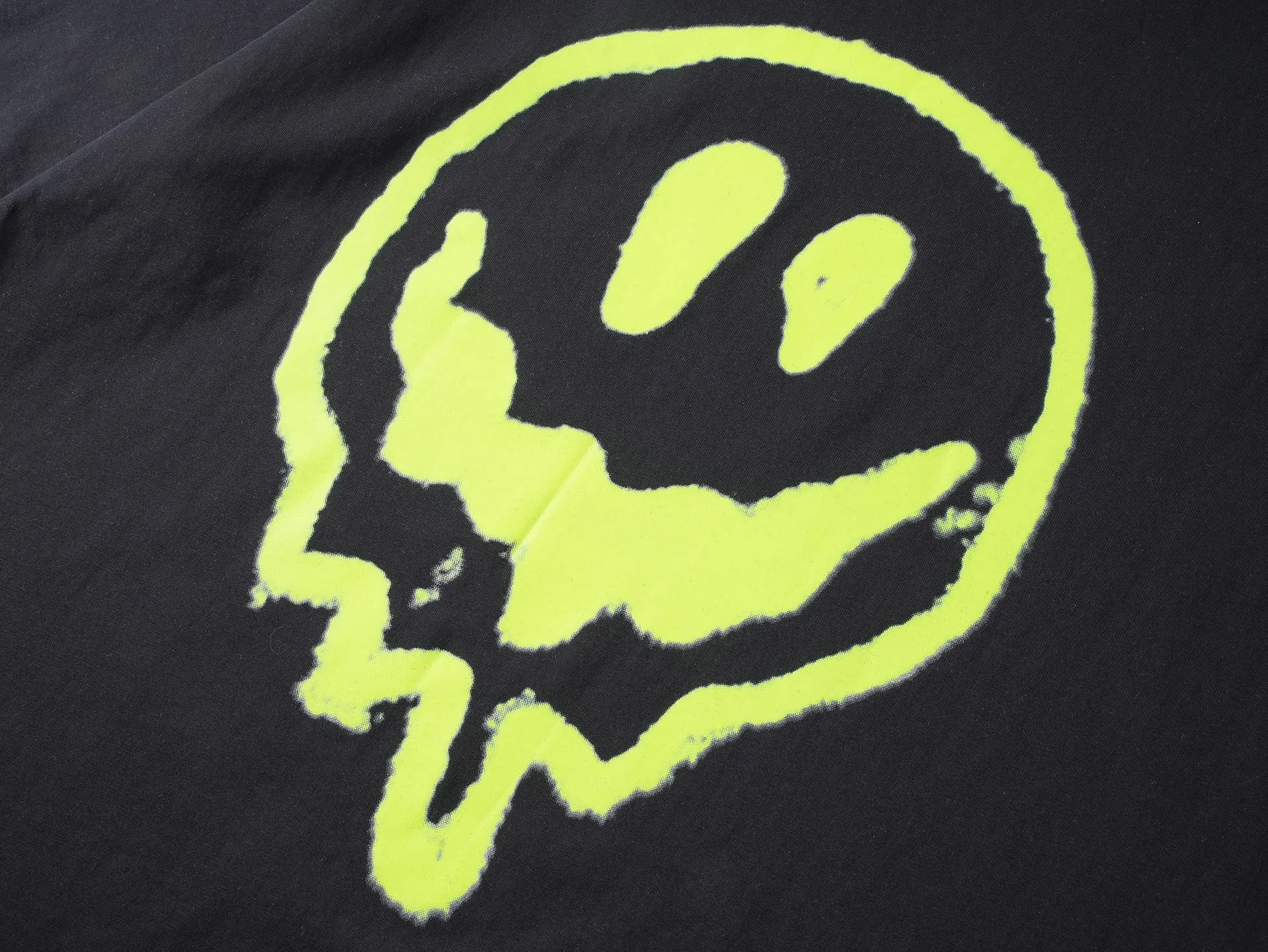 🅿️194 real photos [top version. official website quality] BALENCI*GA/25 new model. The front is directly printed with hithg there + dripley art work + luminous effect, aliens are printed on the front, smiley faces are printed on the back, short-sleeved T-shirt with embroidered letters on the right sleeve # SS25 latest style. Research and development at the first time, different market currencies. Comparisons welcome. The fabric is made of Paris ZP custom-woven and dyed cotton double yarn. Weighing 260 grams, the cloth surface is clean. The cloth pattern is clear, soft and comfortable. The threads are dyed with no color difference. Printing adopts computer direct printing. Jubie market currency. Welcome to compare. The version adopts OS loose shoulder design. Same style for men and women. Code: BL253683 Color: off-white, black, floral gray Size: XS S M L