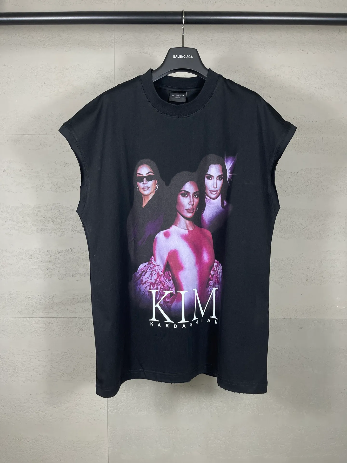 🅿️180 real shots [Top version. Official website quality] BALENCI*GA/25 new model. The front is directly printed with Kimk's art work, and the back is printed with artistic signature. The right sleeve is embroidered with English frayed distressed sleeveless T-shirt # SS25 latest style. Research and development at the first time, different market currencies. Comparisons welcome. The fabric is made of Paris ZP custom-woven and dyed cotton double yarn. Weighing 260 grams, the cloth surface is clean. The cloth pattern is clear, soft and comfortable. The threads are dyed with no color difference. Printing adopts computer direct printing. The garments are washed and worn to make them look old. Jubie market currency. Welcome to compare. The version adopts OS loose shoulder design. Same style for men and women. Code: BL253687 Color: Black Size: XS S M L