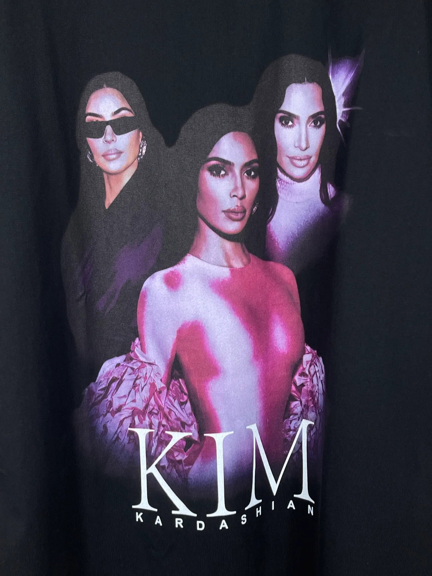 🅿️180 real shots [Top version. Official website quality] BALENCI*GA/25 new model. The front is directly printed with Kimk's art work, and the back is printed with artistic signature. The right sleeve is embroidered with English frayed distressed sleeveless T-shirt # SS25 latest style. Research and development at the first time, different market currencies. Comparisons welcome. The fabric is made of Paris ZP custom-woven and dyed cotton double yarn. Weighing 260 grams, the cloth surface is clean. The cloth pattern is clear, soft and comfortable. The threads are dyed with no color difference. Printing adopts computer direct printing. The garments are washed and worn to make them look old. Jubie market currency. Welcome to compare. The version adopts OS loose shoulder design. Same style for men and women. Code: BL253687 Color: Black Size: XS S M L