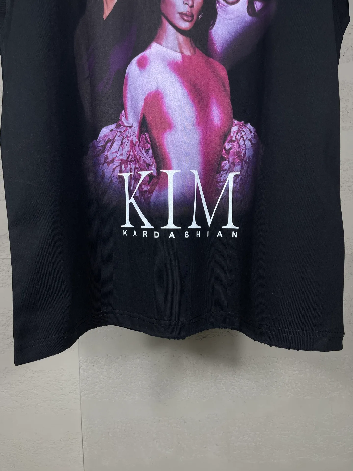 🅿️180 real shots [Top version. Official website quality] BALENCI*GA/25 new model. The front is directly printed with Kimk's art work, and the back is printed with artistic signature. The right sleeve is embroidered with English frayed distressed sleeveless T-shirt # SS25 latest style. Research and development at the first time, different market currencies. Comparisons welcome. The fabric is made of Paris ZP custom-woven and dyed cotton double yarn. Weighing 260 grams, the cloth surface is clean. The cloth pattern is clear, soft and comfortable. The threads are dyed with no color difference. Printing adopts computer direct printing. The garments are washed and worn to make them look old. Jubie market currency. Welcome to compare. The version adopts OS loose shoulder design. Same style for men and women. Code: BL253687 Color: Black Size: XS S M L