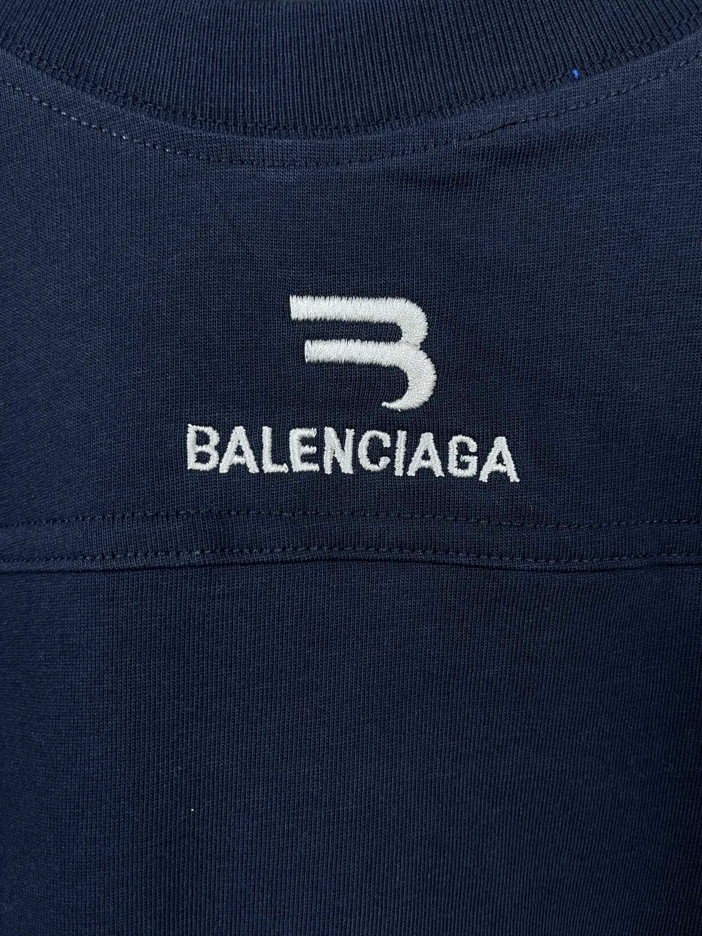 🅿️240 real photos [Top version. Official website quality] BALENCI*GA/Paris#Classic LOGO embroidered on the chest multi-position short-sleeved T-shirt#Brick cabinet synchronization The fabric is made of Paris ZP custom-woven and dyed cotton double yarn. Weighing 260 grams, the cloth surface is clean. The cloth pattern is clear, soft and comfortable. The threads are dyed with no color difference. The classic pattern embroidery uses imported Tajima embroidery machines, and the letters are three-dimensional and neat. Multi-position splicing. Double-needle crimping. The process is extremely complex. Different market currencies, welcome to compare. The version adopts OS loose shoulder style. Same style for men and women. Code: BL223016 Color: black gray. Royal blue Size: XS to L