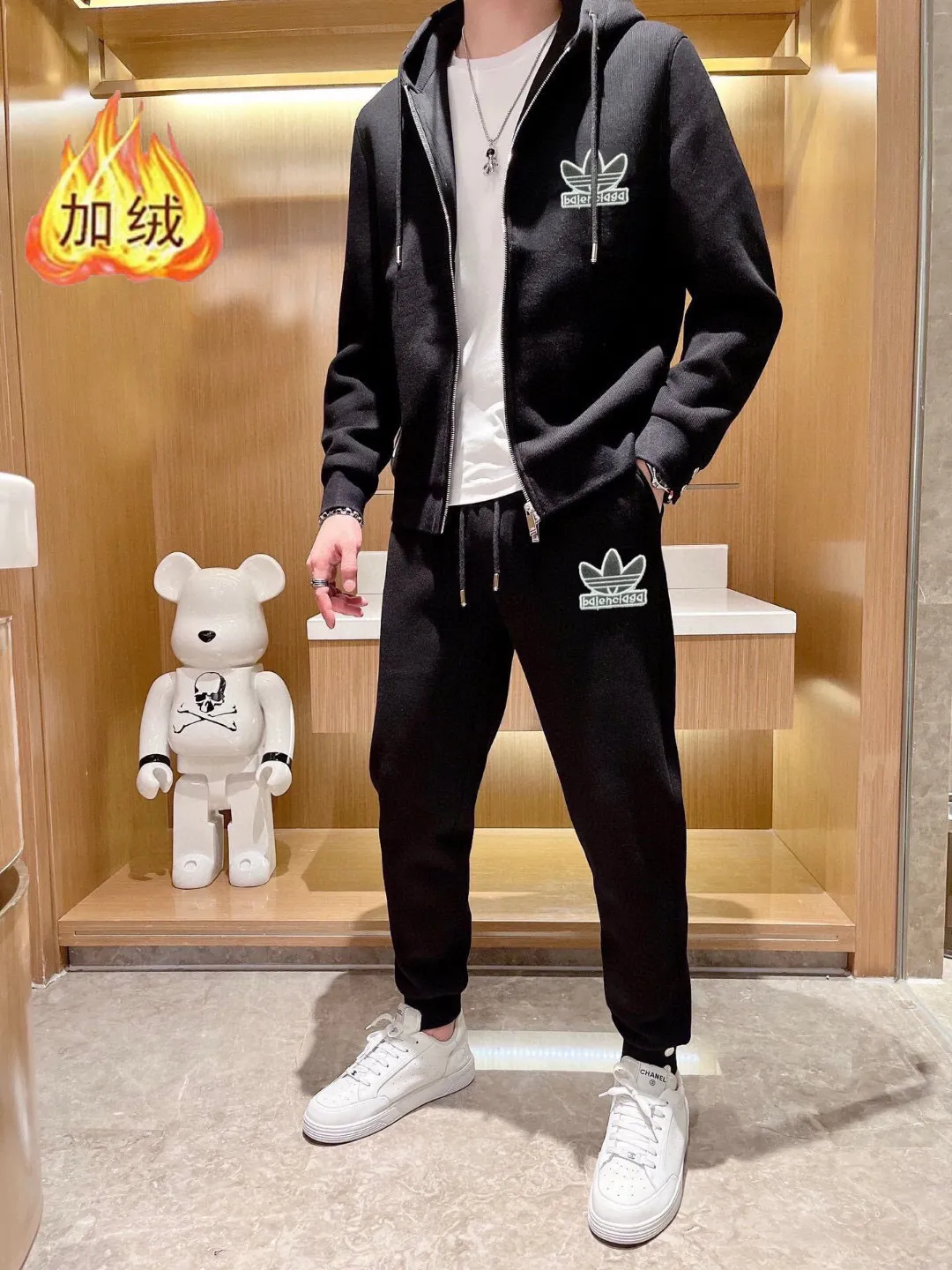 🅿️460 Directly approved brand [BALENCIAGA] (thick velvet) 2025 autumn and winter new product, celebrities’ favorite fashion casual suit, clean and neat tailoring, full of urban style. Made of high-quality customized fabrics, the inner warmth is excellent, the hand feels soft and dry, and the upper body effect is crisp and stylish. The three-dimensional cutting process and the pattern are all of high standards, and the silhouette version has the right benefits! It is not tight at all, and you feel good when you put it on. So many top-quality raw materials create high-end products with unparalleled value. It is the first choice for high-end fashion people. (Size: M-4XL can wear up to 200 pounds)