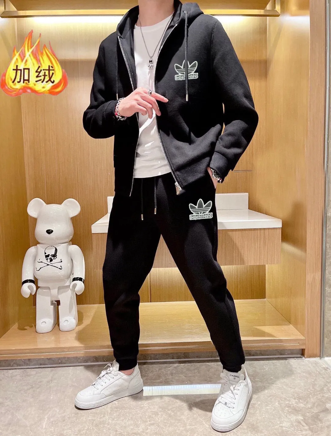 🅿️460 Directly approved brand [BALENCIAGA] (thick velvet) 2025 autumn and winter new product, celebrities’ favorite fashion casual suit, clean and neat tailoring, full of urban style. Made of high-quality customized fabrics, the inner warmth is excellent, the hand feels soft and dry, and the upper body effect is crisp and stylish. The three-dimensional cutting process and the pattern are all of high standards, and the silhouette version has the right benefits! It is not tight at all, and you feel good when you put it on. So many top-quality raw materials create high-end products with unparalleled value. It is the first choice for high-end fashion people. (Size: M-4XL can wear up to 200 pounds)
