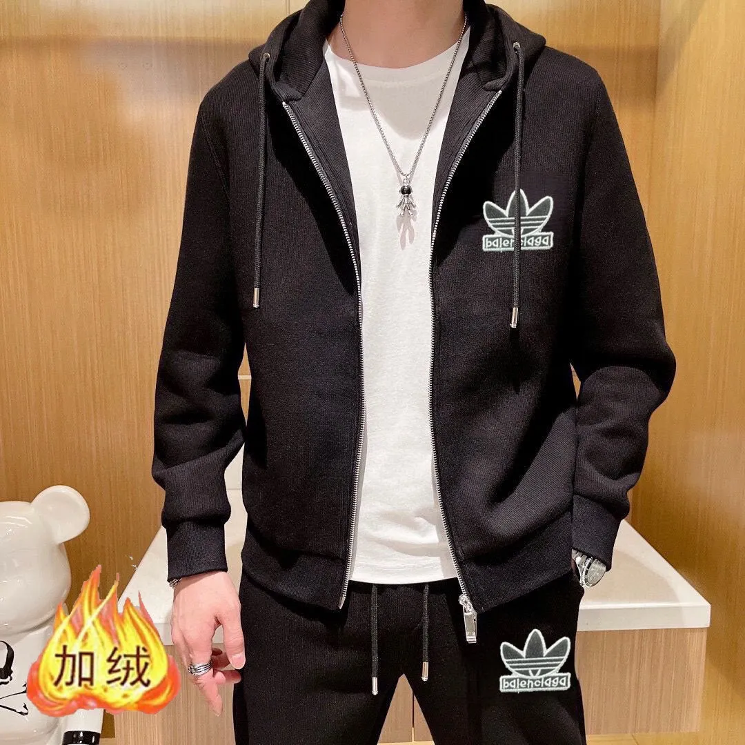 🅿️460 Directly approved brand [BALENCIAGA] (thick velvet) 2025 autumn and winter new product, celebrities’ favorite fashion casual suit, clean and neat tailoring, full of urban style. Made of high-quality customized fabrics, the inner warmth is excellent, the hand feels soft and dry, and the upper body effect is crisp and stylish. The three-dimensional cutting process and the pattern are all of high standards, and the silhouette version has the right benefits! It is not tight at all, and you feel good when you put it on. So many top-quality raw materials create high-end products with unparalleled value. It is the first choice for high-end fashion people. (Size: M-4XL can wear up to 200 pounds)