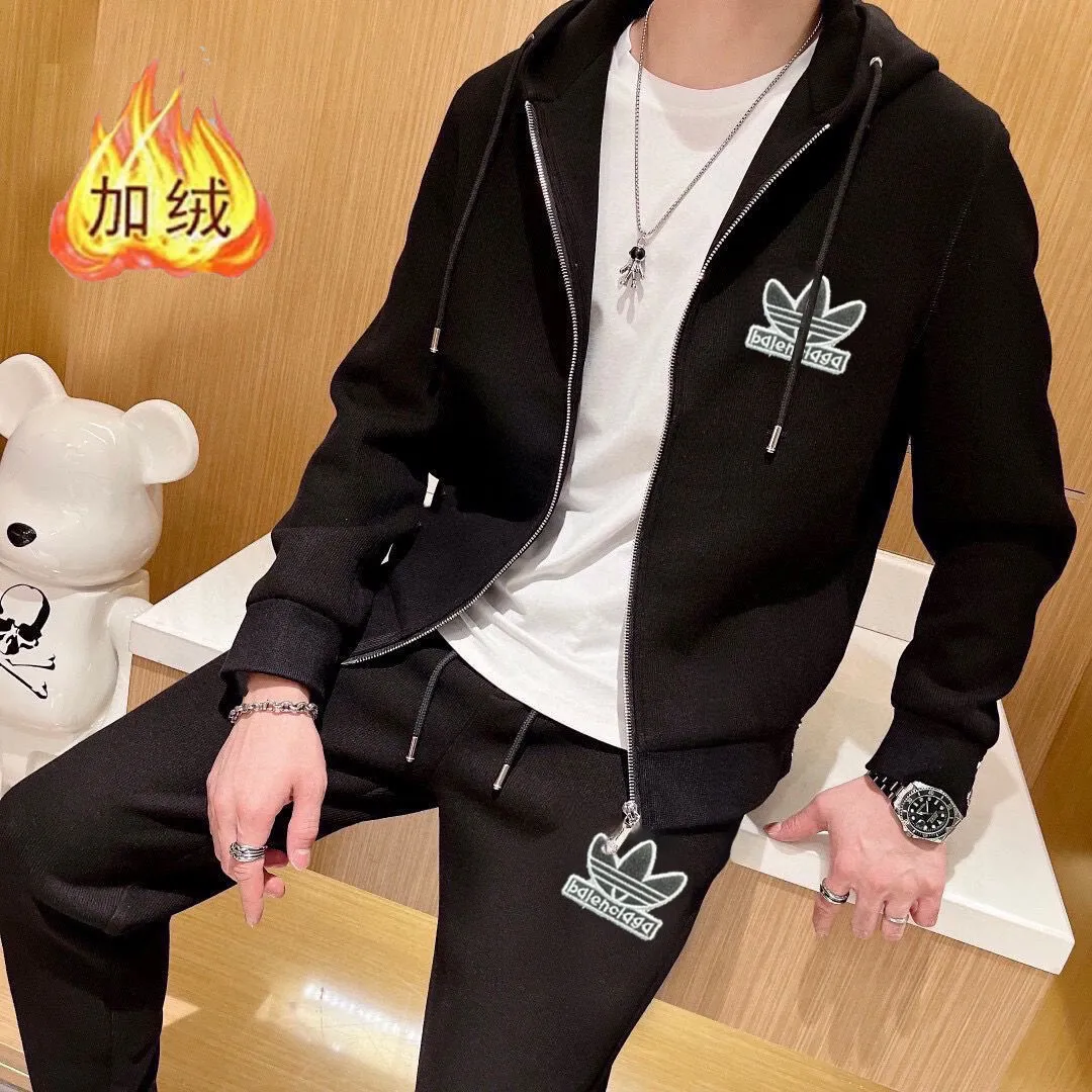 🅿️460 Directly approved brand [BALENCIAGA] (thick velvet) 2025 autumn and winter new product, celebrities’ favorite fashion casual suit, clean and neat tailoring, full of urban style. Made of high-quality customized fabrics, the inner warmth is excellent, the hand feels soft and dry, and the upper body effect is crisp and stylish. The three-dimensional cutting process and the pattern are all of high standards, and the silhouette version has the right benefits! It is not tight at all, and you feel good when you put it on. So many top-quality raw materials create high-end products with unparalleled value. It is the first choice for high-end fashion people. (Size: M-4XL can wear up to 200 pounds)