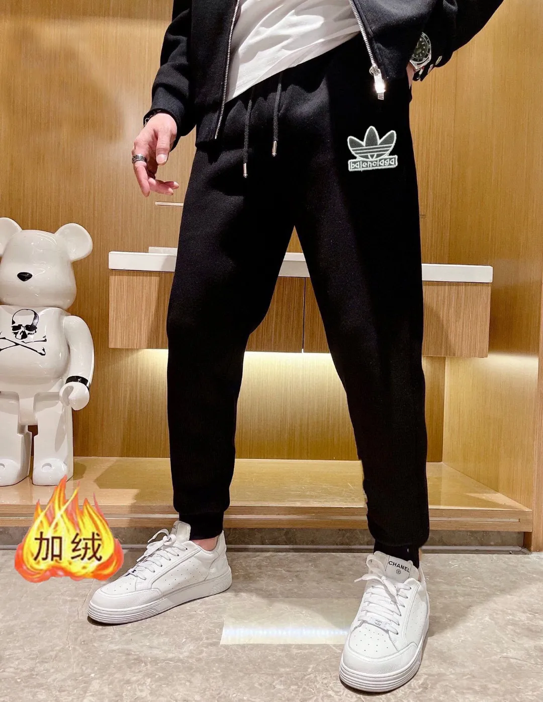 🅿️460 Directly approved brand [BALENCIAGA] (thick velvet) 2025 autumn and winter new product, celebrities’ favorite fashion casual suit, clean and neat tailoring, full of urban style. Made of high-quality customized fabrics, the inner warmth is excellent, the hand feels soft and dry, and the upper body effect is crisp and stylish. The three-dimensional cutting process and the pattern are all of high standards, and the silhouette version has the right benefits! It is not tight at all, and you feel good when you put it on. So many top-quality raw materials create high-end products with unparalleled value. It is the first choice for high-end fashion people. (Size: M-4XL can wear up to 200 pounds)