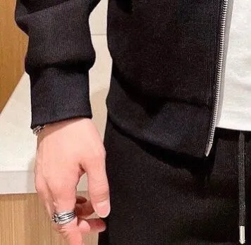 🅿️460 Directly approved brand [BALENCIAGA] (thick velvet) 2025 autumn and winter new product, celebrities’ favorite fashion casual suit, clean and neat tailoring, full of urban style. Made of high-quality customized fabrics, the inner warmth is excellent, the hand feels soft and dry, and the upper body effect is crisp and stylish. The three-dimensional cutting process and the pattern are all of high standards, and the silhouette version has the right benefits! It is not tight at all, and you feel good when you put it on. So many top-quality raw materials create high-end products with unparalleled value. It is the first choice for high-end fashion people. (Size: M-4XL can wear up to 200 pounds)