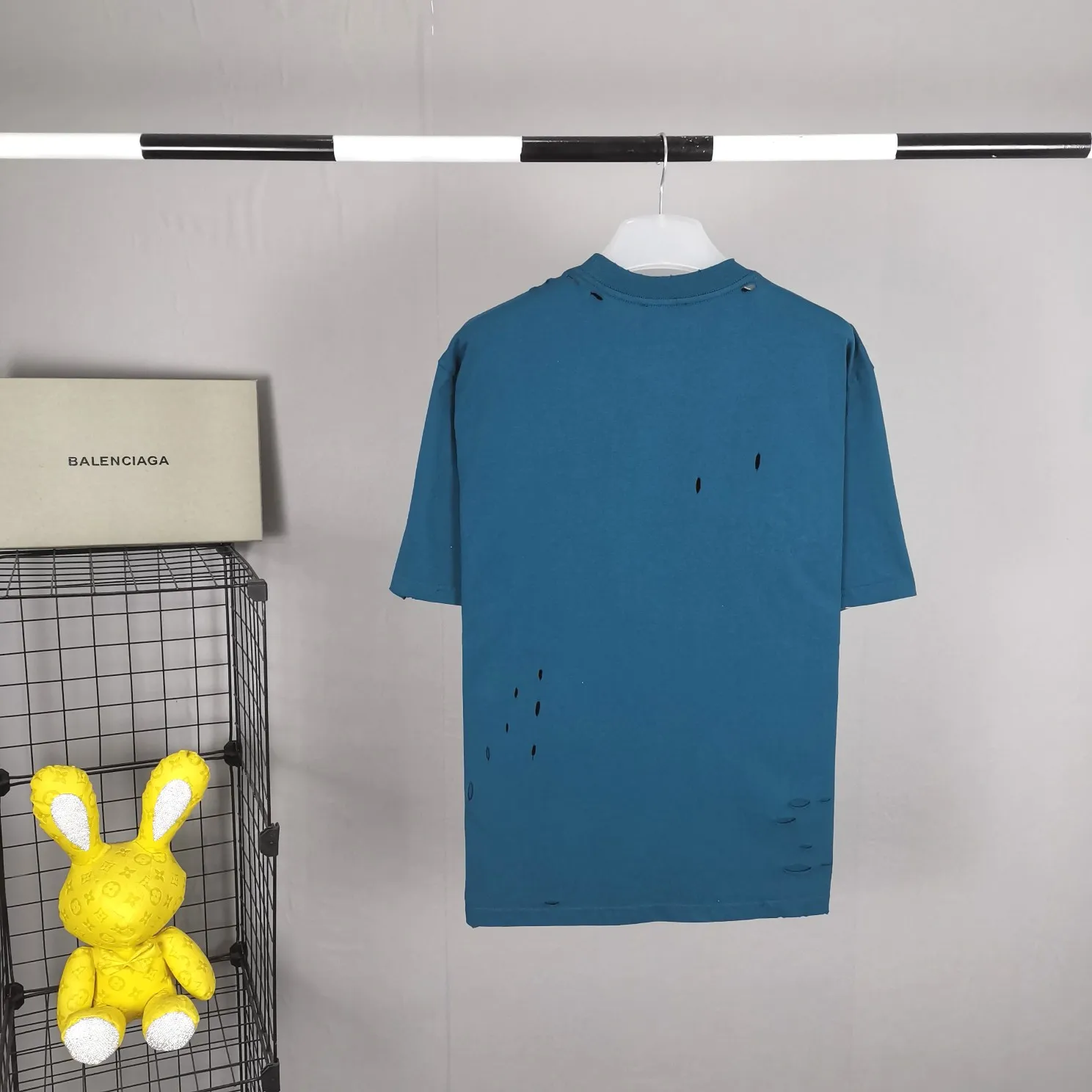 The top version of BALENCIAGA is a house built in 1917 with cracks, cracks, holes and hollows. The latest color matching is pure cotton. Loose and breathable short sleeves. The latest season of Paris still uses the basic creation logo 1917+scissors elements to enhance the public’s impression of Paris’ long-standing brand and re-understand it. The printing still uses the crackle pattern process and the basic glue is used as the base. Prints pull evenly. It adopts the horizontal cracking method, the texture is clear and uniform, it will not fall off easily, and there is no pressure in backwashing and drying. Laser piercing is used to pierce the body, and the piercing effect is obvious. And there will be no wrinkles or deformation at the holes. The neckline is manually frayed, which is very costly and time-consuming. Excellent products, that’s how they come out. The fabric is made of 26S280g double-ply double-yarn plain cotton fabric, which has full drape. Package. The hang tags are fully customized and synchronized one to one.  Color: Peacock Blue Orange Red (custom dyed in a vat, it took more than a month) Size: XS-L P:270