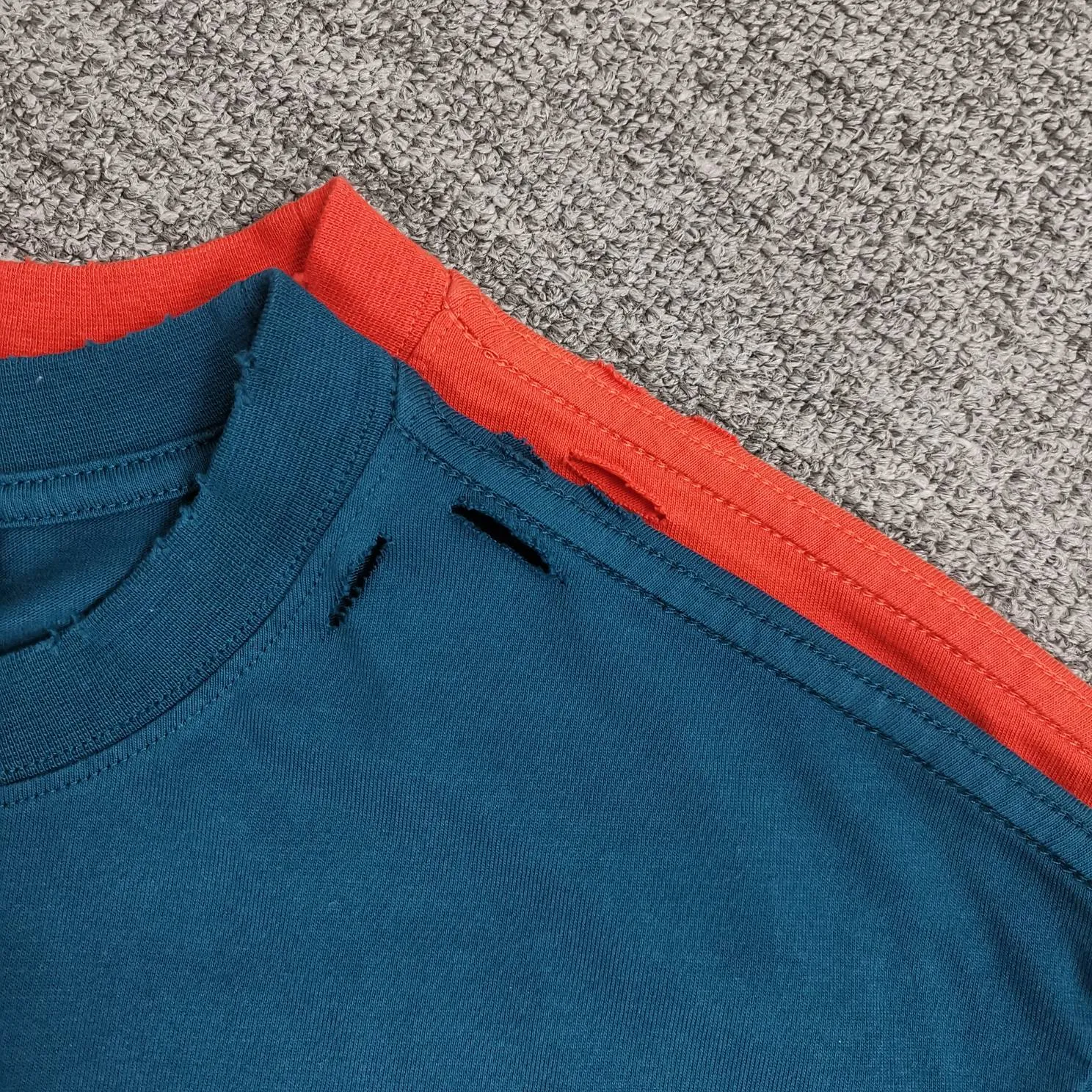 The top version of BALENCIAGA is a house built in 1917 with cracks, cracks, holes and hollows. The latest color matching is pure cotton. Loose and breathable short sleeves. The latest season of Paris still uses the basic creation logo 1917+scissors elements to enhance the public’s impression of Paris’ long-standing brand and re-understand it. The printing still uses the crackle pattern process and the basic glue is used as the base. Prints pull evenly. It adopts the horizontal cracking method, the texture is clear and uniform, it will not fall off easily, and there is no pressure in backwashing and drying. Laser piercing is used to pierce the body, and the piercing effect is obvious. And there will be no wrinkles or deformation at the holes. The neckline is manually frayed, which is very costly and time-consuming. Excellent products, that’s how they come out. The fabric is made of 26S280g double-ply double-yarn plain cotton fabric, which has full drape. Package. The hang tags are fully customized and synchronized one to one.  Color: Peacock Blue Orange Red (custom dyed in a vat, it took more than a month) Size: XS-L P:270