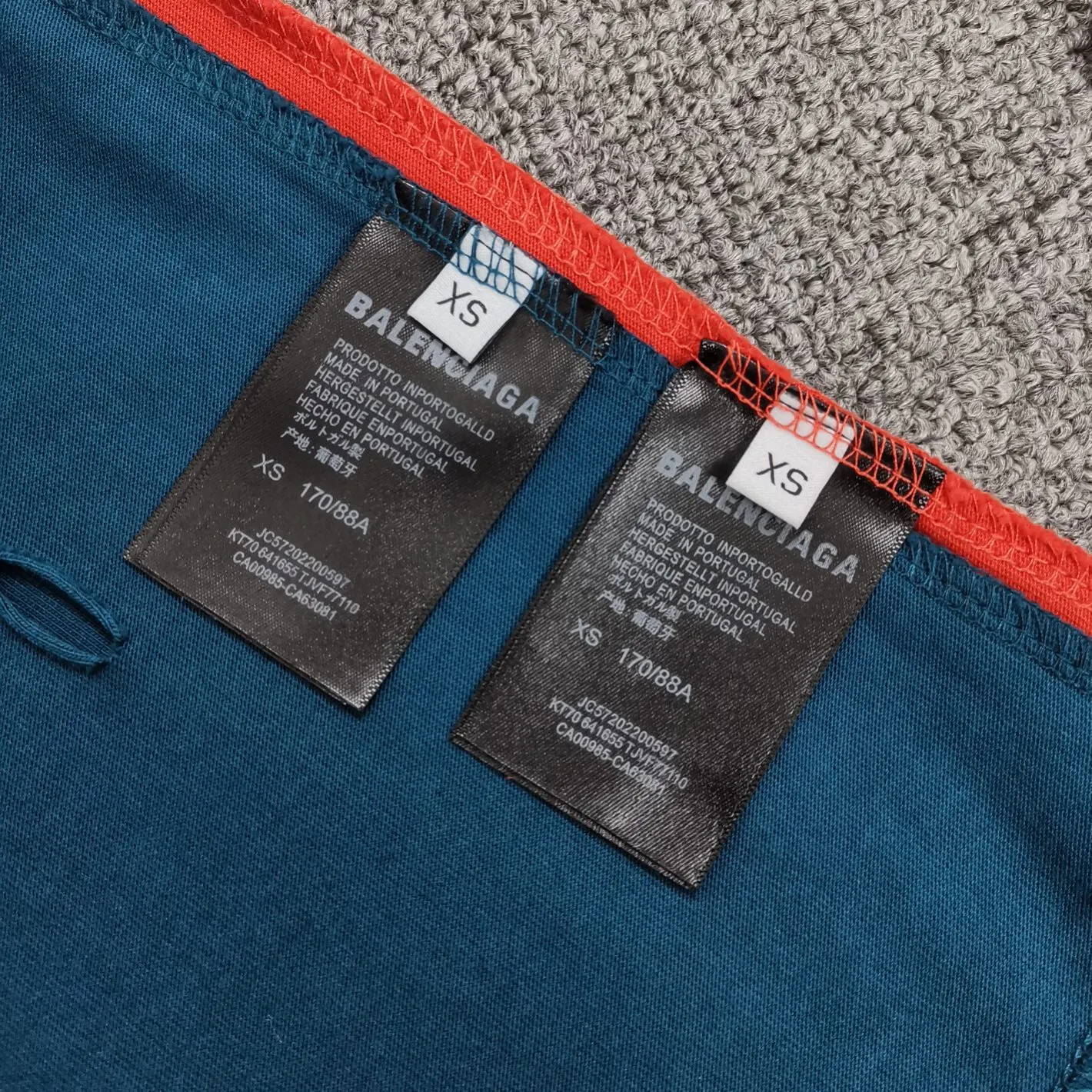 The top version of BALENCIAGA is a house built in 1917 with cracks, cracks, holes and hollows. The latest color matching is pure cotton. Loose and breathable short sleeves. The latest season of Paris still uses the basic creation logo 1917+scissors elements to enhance the public’s impression of Paris’ long-standing brand and re-understand it. The printing still uses the crackle pattern process and the basic glue is used as the base. Prints pull evenly. It adopts the horizontal cracking method, the texture is clear and uniform, it will not fall off easily, and there is no pressure in backwashing and drying. Laser piercing is used to pierce the body, and the piercing effect is obvious. And there will be no wrinkles or deformation at the holes. The neckline is manually frayed, which is very costly and time-consuming. Excellent products, that’s how they come out. The fabric is made of 26S280g double-ply double-yarn plain cotton fabric, which has full drape. Package. The hang tags are fully customized and synchronized one to one.  Color: Peacock Blue Orange Red (custom dyed in a vat, it took more than a month) Size: XS-L P:270