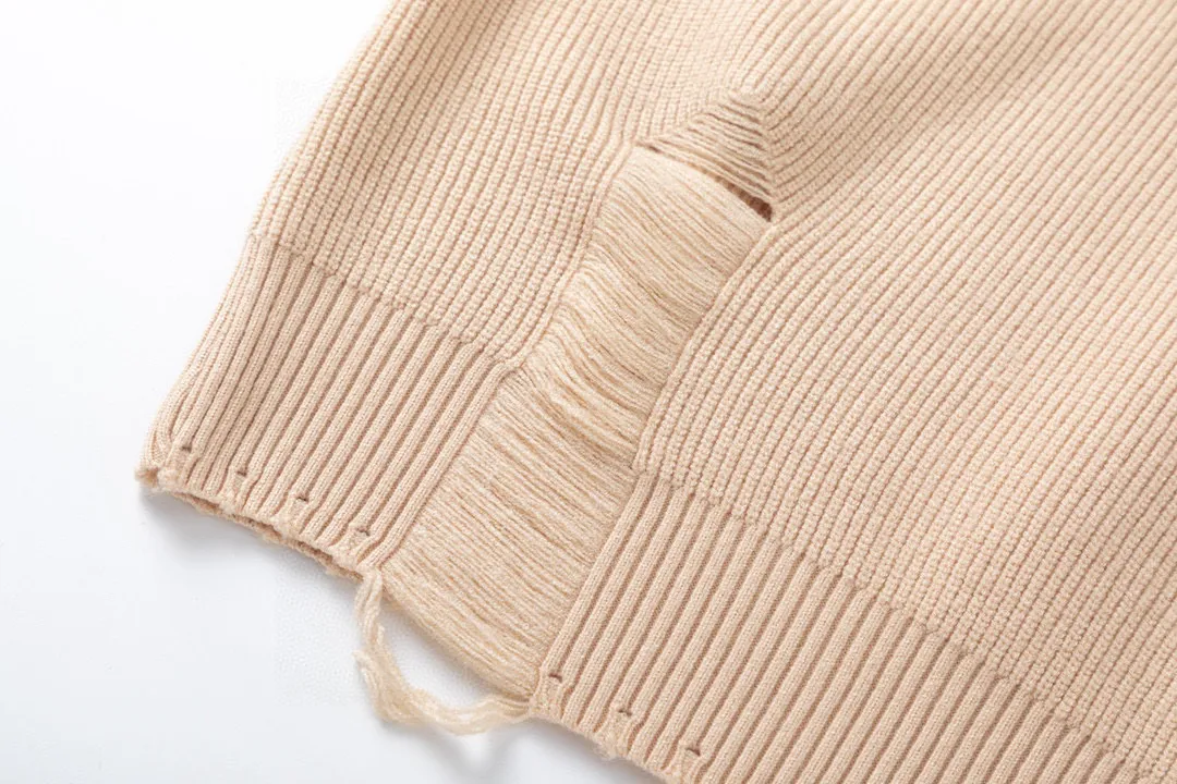 🅿️290 BALENCIAGA/Balenciaga’s new Paris classic jacquard vented knitted sweater. The front panel is made of classic B-shaped two-color jacquard. The body is vented and hand-crafted. It is woven with imported 100% fine cotton yarn. The yarn is treated with mercerization process, making the fabric smooth and bright, close to the skin, warm and breathable. The soft and delicate touch brings extremely comfortable wearing experience! The body of the garment uses imported 7-knitting machine super-long jacquard craftsmanship, perfectly interpreting the fashionable new fashion of the season! Whether worn alone or paired with an inner layer, this is a must-have for both men and women! Color: Beige Size: S M L