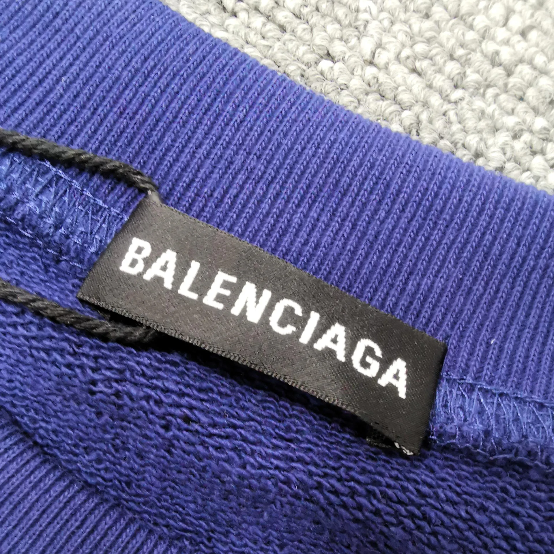 Additional details——Spring and autumn top-notch proven version of Balenciaga Classic Loose Unisex Pure Cotton Round Neck Sweatshirt for Men and Women. Custom-made fabrics and printed accessories are reproduced one-to-one. The fabric surface is treated with dust-free woolen craftsmanship, and the shoulder and chain seams are made of 0.8cm bundled strips inside. The special machine-edged double chain-wrapped thread-stitched pure cotton is here to explain why mine is dozens of yuan more expensive than others: 1. Each model is produced by the company. The details of the workmanship and fabrics are consistent with the original ones. There is no color difference between the ones at the counters. Guaranteed no color difference. Replicas are not scary. Whoever is fake is embarrassed. It’s not shameful to make a replica, it’s shameful if you can’t buy the correct version if you make a replica. All of my series can be found in all major places and will be absolutely stunning!  2. The fabric is made of 460 Paris special fabric. No one can make it better than mine. There is really no way to compare with the ordinary version on the market. Respect it. It is authentic and costs thousands of dollars. Don’t go for the quality of street stalls. 3. The workmanship is fully restored and the packaging is fully restored. 4. I guarantee here that this is the highest quality you can find. Size: XS-L Color: haze blue, navy blue, white P:350